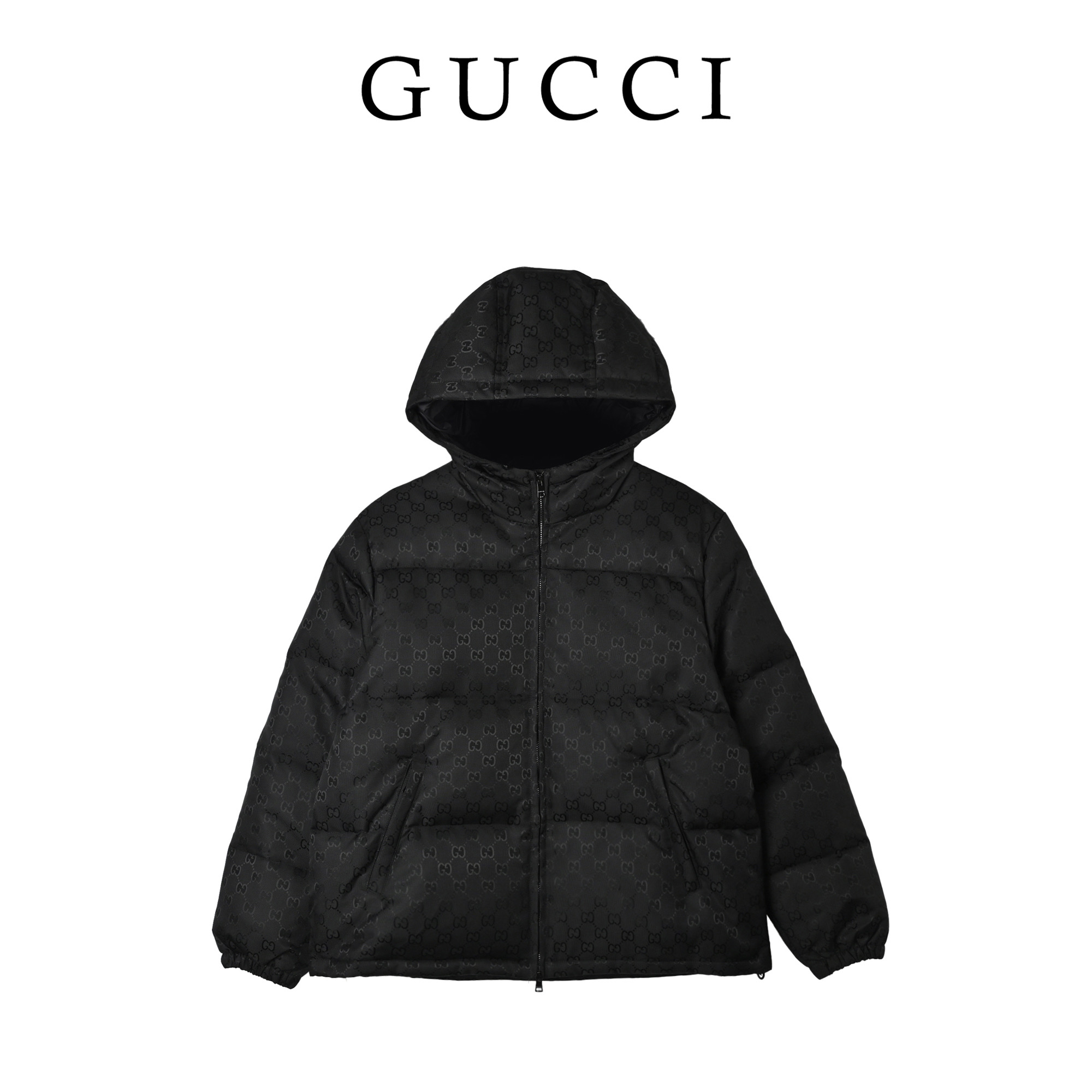 GUCCI/古驰小G羽绒服
本地自取💰𝟔𝟒𝟎
𝐬𝐢𝐳𝐞:𝟒𝟔 𝟒𝟖 𝟓𝟎 𝟓𝟐
在寒潮肆虐的季节,一件GUCCI纯色拉链连帽羽绒服就是时髦与温暖的双重救赎。经典黑色基底暗藏品牌标志性纹路,低调中透着奢牌的精致腔调,连帽设计适配多场景,拉链开合利落随性。
✨搭配上,选一顶咖色潮帽增添复古感,内搭简约黑T打造层次感,下身搭配灰色运动短裤,打破冬日穿搭的沉闷,再踩一双做旧风老爹鞋,潮酷运动感拉满。手拎GUCCI黑色挎包,细节处呼应单品调性,让整体造型在高级感与休闲感之间找到完美平衡。
✨无论日常出街、咖啡探店还是短途出行,这套穿搭都能让你在保暖的同时,轻松拿捏慵懒又贵气的冬日松弛感,男女同款的设计更是让情侣出街也能时髦“撞衫”,成为街头吸睛的时尚