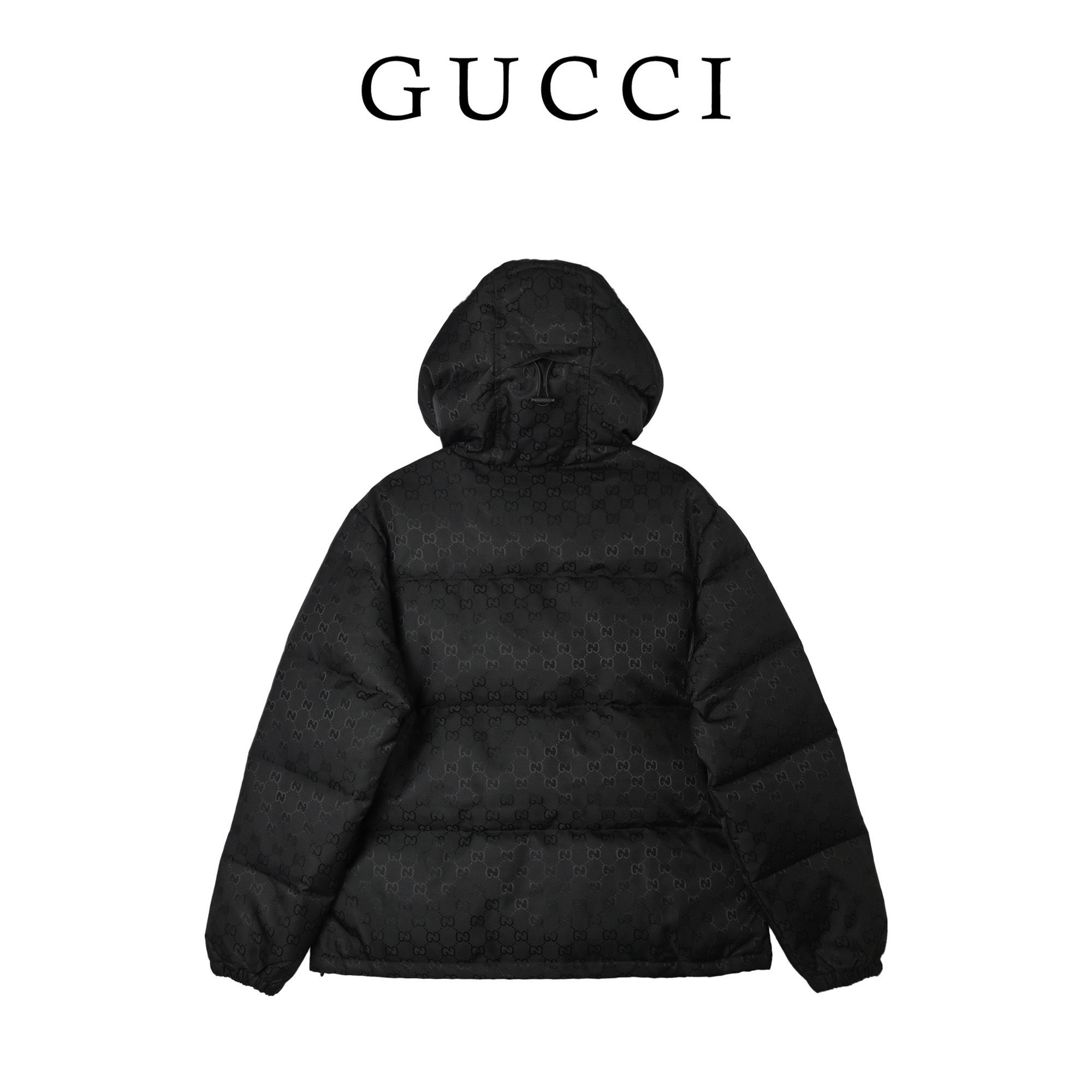 GUCCI/古驰小G羽绒服
本地自取💰𝟔𝟒𝟎
𝐬𝐢𝐳𝐞:𝟒𝟔 𝟒𝟖 𝟓𝟎 𝟓𝟐
在寒潮肆虐的季节,一件GUCCI纯色拉链连帽羽绒服就是时髦与温暖的双重救赎。经典黑色基底暗藏品牌标志性纹路,低调中透着奢牌的精致腔调,连帽设计适配多场景,拉链开合利落随性。
✨搭配上,选一顶咖色潮帽增添复古感,内搭简约黑T打造层次感,下身搭配灰色运动短裤,打破冬日穿搭的沉闷,再踩一双做旧风老爹鞋,潮酷运动感拉满。手拎GUCCI黑色挎包,细节处呼应单品调性,让整体造型在高级感与休闲感之间找到完美平衡。
✨无论日常出街、咖啡探店还是短途出行,这套穿搭都能让你在保暖的同时,轻松拿捏慵懒又贵气的冬日松弛感,男女同款的设计更是让情侣出街也能时髦“撞衫”,成为街头吸睛的时尚