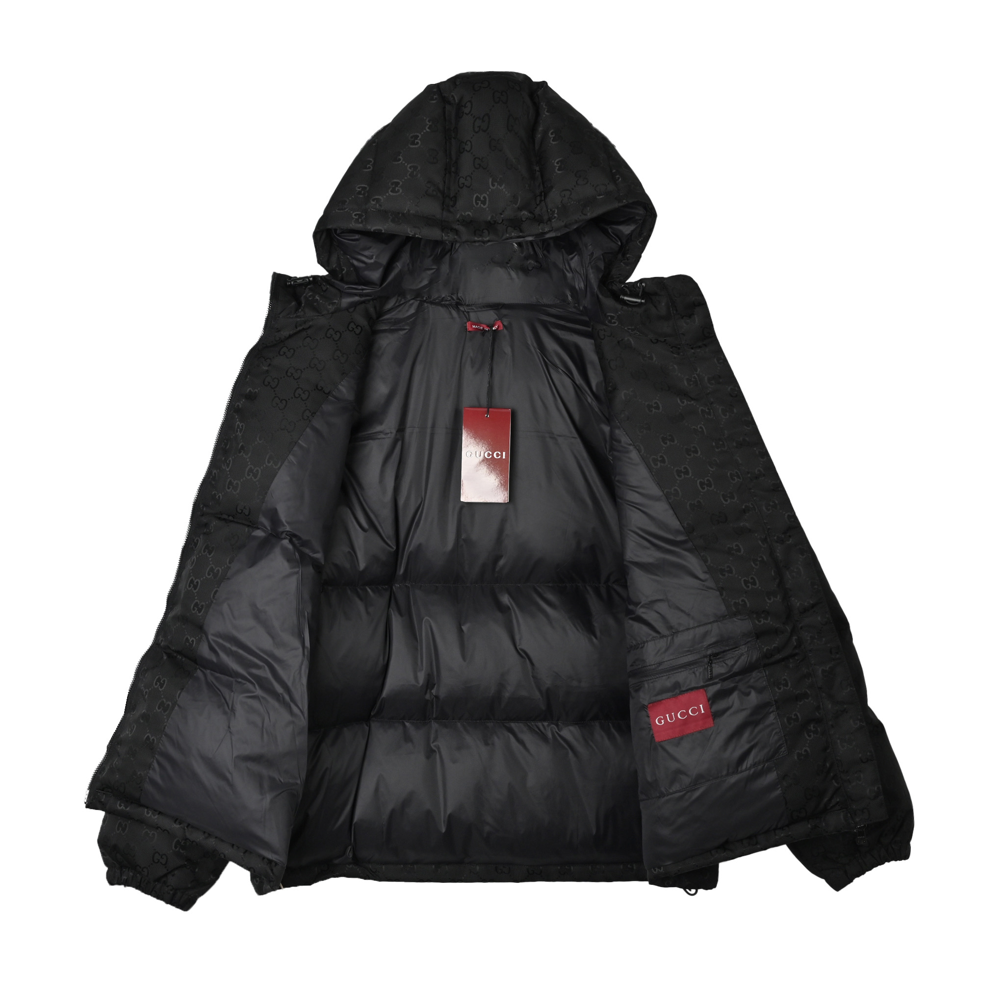 GUCCI/古驰小G羽绒服
本地自取💰𝟔𝟒𝟎
𝐬𝐢𝐳𝐞:𝟒𝟔 𝟒𝟖 𝟓𝟎 𝟓𝟐
在寒潮肆虐的季节,一件GUCCI纯色拉链连帽羽绒服就是时髦与温暖的双重救赎。经典黑色基底暗藏品牌标志性纹路,低调中透着奢牌的精致腔调,连帽设计适配多场景,拉链开合利落随性。
✨搭配上,选一顶咖色潮帽增添复古感,内搭简约黑T打造层次感,下身搭配灰色运动短裤,打破冬日穿搭的沉闷,再踩一双做旧风老爹鞋,潮酷运动感拉满。手拎GUCCI黑色挎包,细节处呼应单品调性,让整体造型在高级感与休闲感之间找到完美平衡。
✨无论日常出街、咖啡探店还是短途出行,这套穿搭都能让你在保暖的同时,轻松拿捏慵懒又贵气的冬日松弛感,男女同款的设计更是让情侣出街也能时髦“撞衫”,成为街头吸睛的时尚