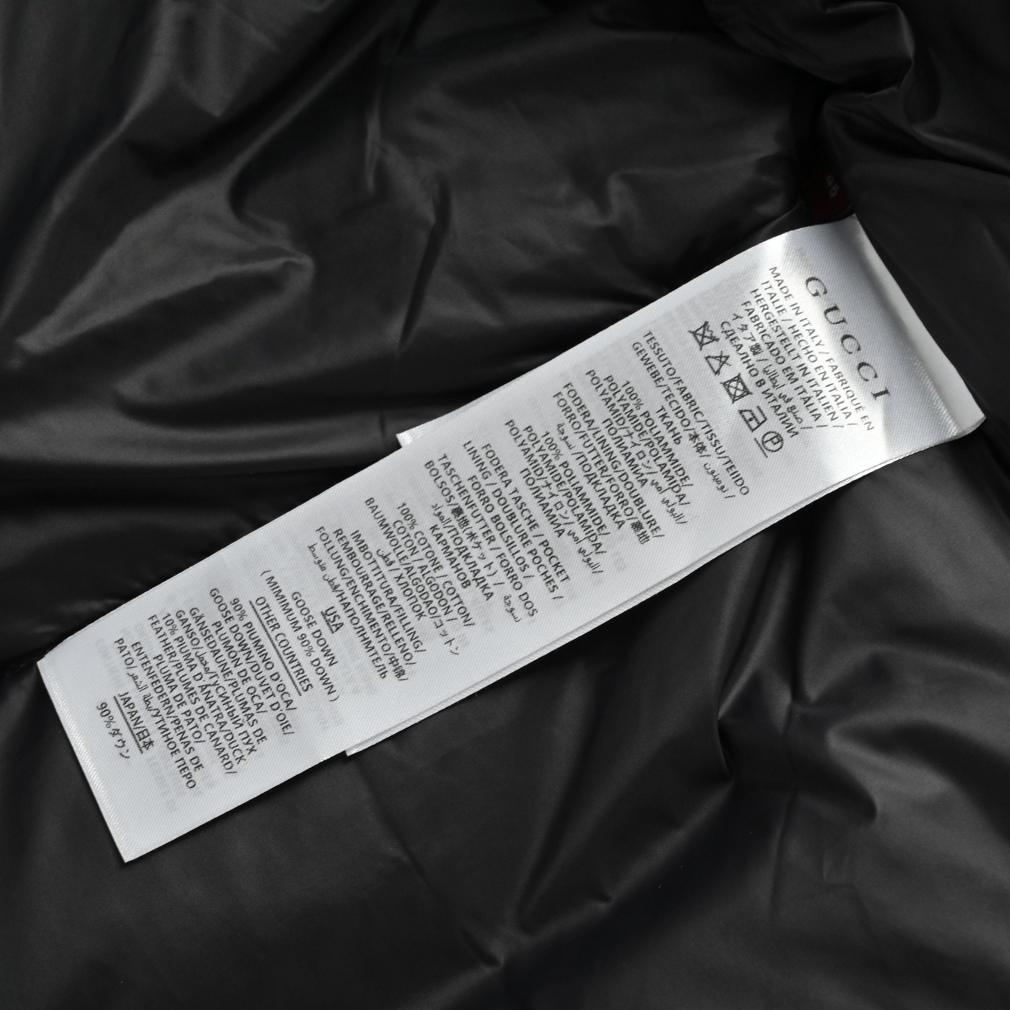 GUCCI/古驰小G羽绒服
本地自取💰𝟔𝟒𝟎
𝐬𝐢𝐳𝐞:𝟒𝟔 𝟒𝟖 𝟓𝟎 𝟓𝟐
在寒潮肆虐的季节,一件GUCCI纯色拉链连帽羽绒服就是时髦与温暖的双重救赎。经典黑色基底暗藏品牌标志性纹路,低调中透着奢牌的精致腔调,连帽设计适配多场景,拉链开合利落随性。
✨搭配上,选一顶咖色潮帽增添复古感,内搭简约黑T打造层次感,下身搭配灰色运动短裤,打破冬日穿搭的沉闷,再踩一双做旧风老爹鞋,潮酷运动感拉满。手拎GUCCI黑色挎包,细节处呼应单品调性,让整体造型在高级感与休闲感之间找到完美平衡。
✨无论日常出街、咖啡探店还是短途出行,这套穿搭都能让你在保暖的同时,轻松拿捏慵懒又贵气的冬日松弛感,男女同款的设计更是让情侣出街也能时髦“撞衫”,成为街头吸睛的时尚