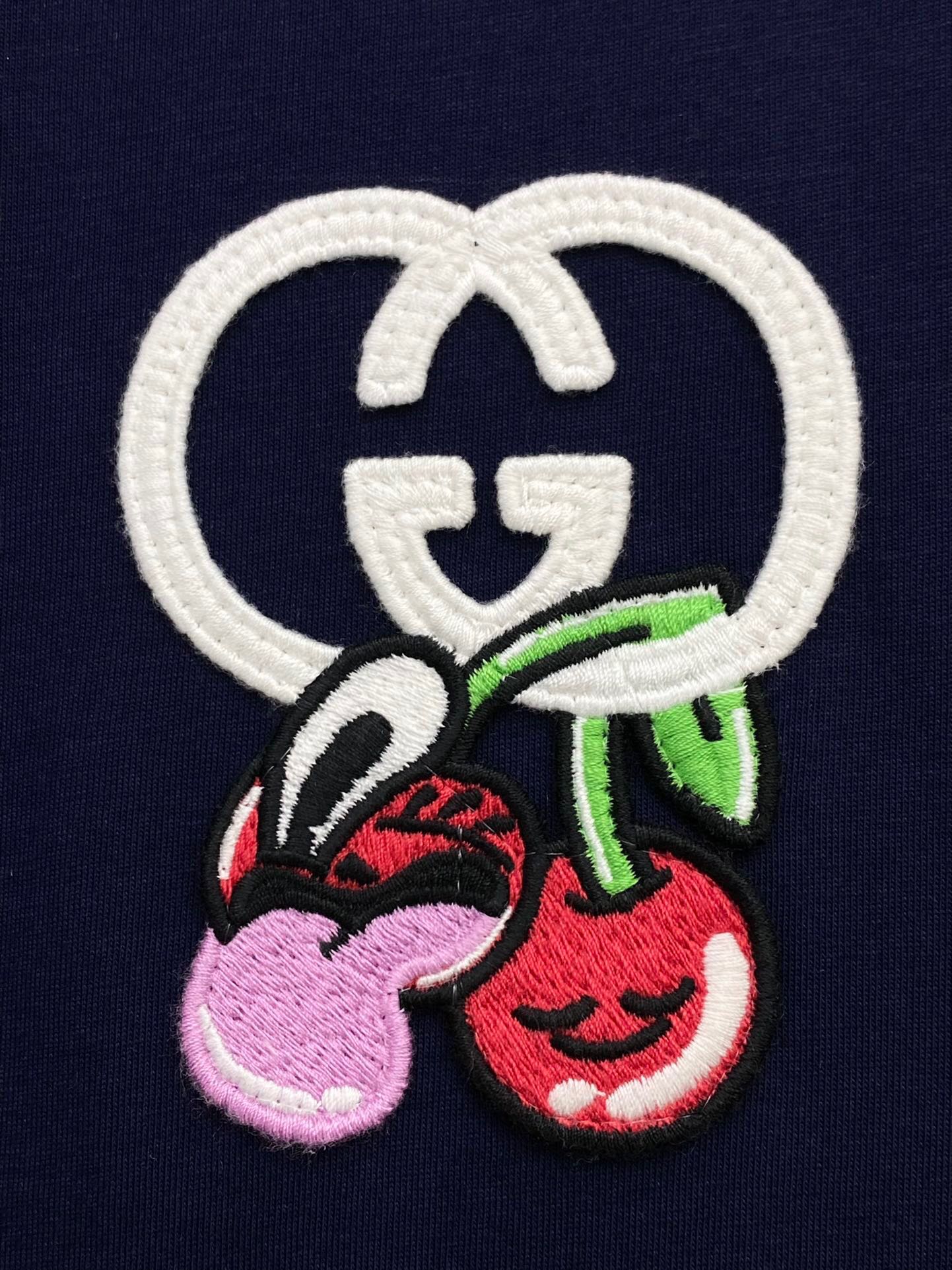 独家首发高端原单品质GU*CI24/新款刺绣樱桃logo短袖T恤休闲风格服饰尽展率性风范T恤采用落肩设计