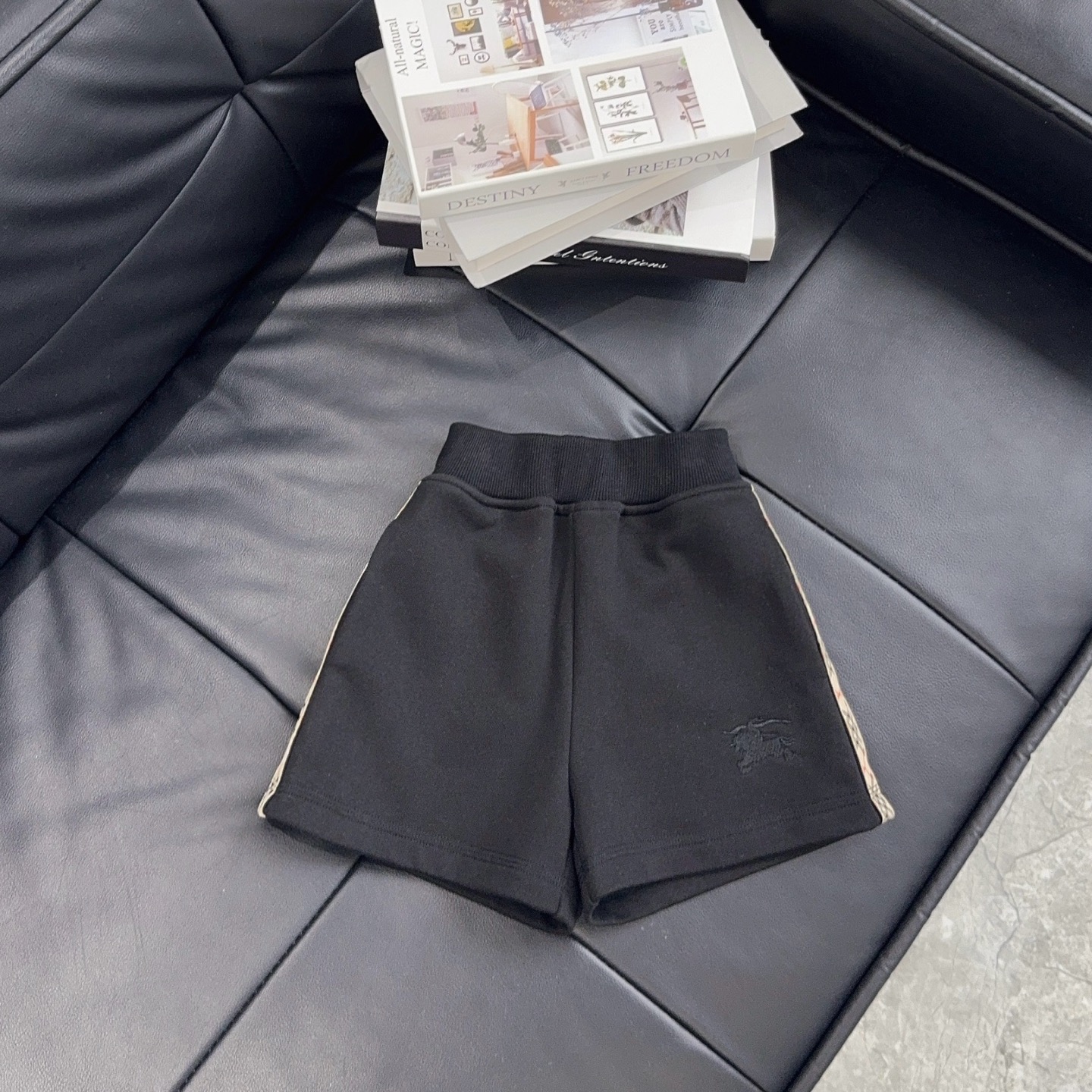 High-End Child Suit with Classic Knitting Shorts: Burber*y 25/New Collection Summary - 图片 1