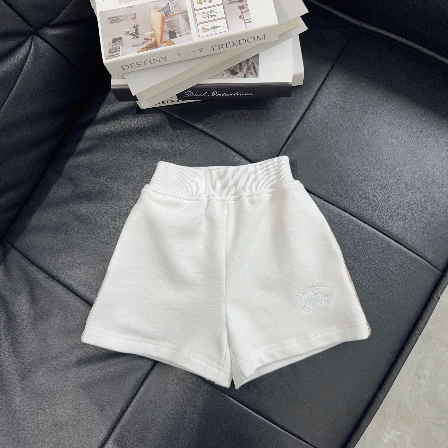 High-End Child Suit: Original Female Suit with Classic Knitting Shorts by Burber*y - 图片 1