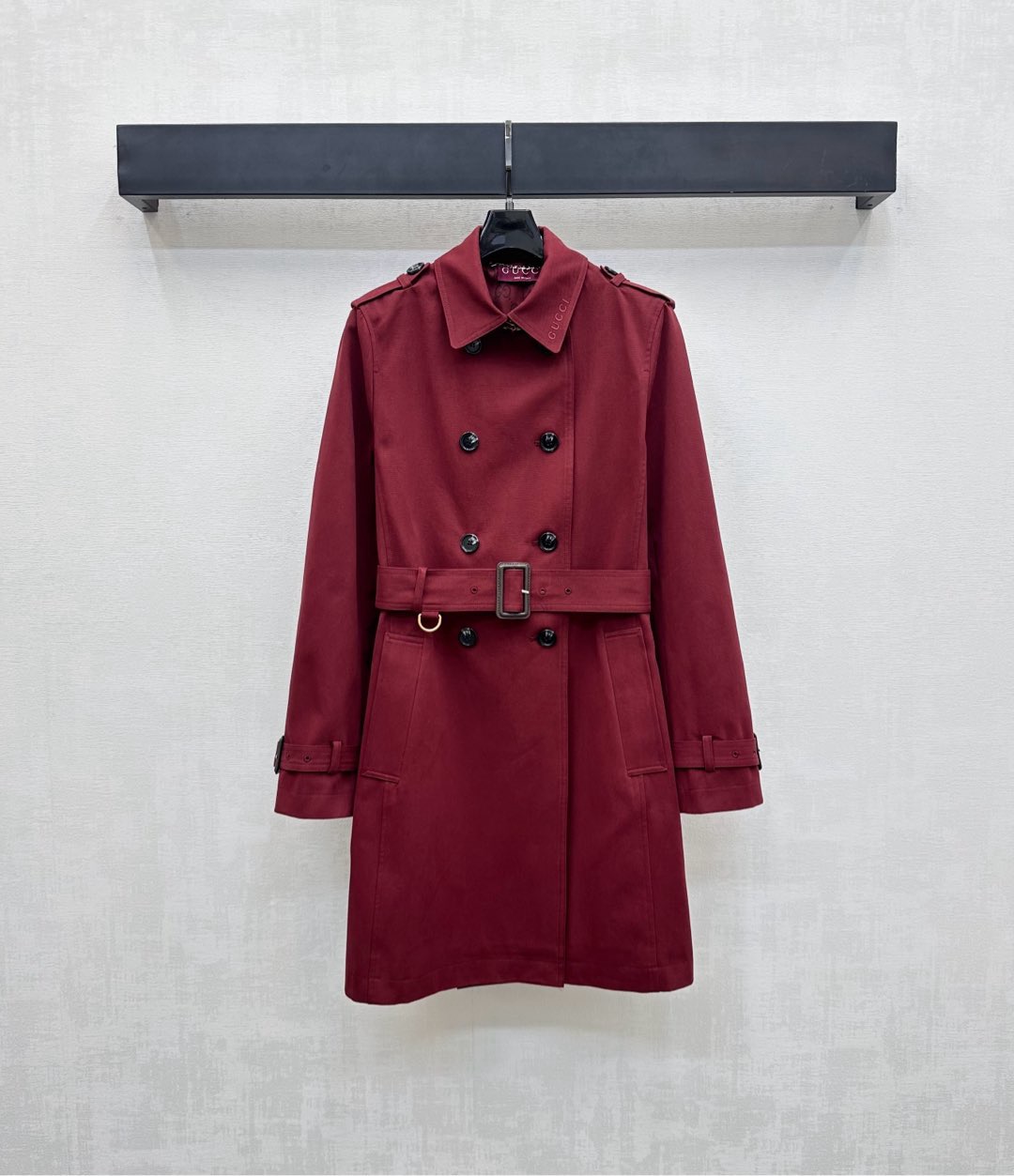 “Stylish Gucci Single-Rate Female Suit with Angolan Red Collar Coat”