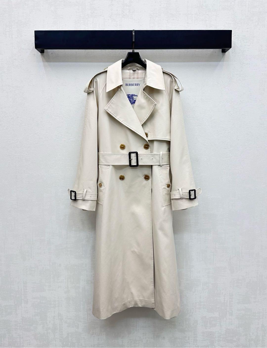 NO:636234,Exclusive first release of the original quality Max2025 new short windbreaker. Double-breasted classic design. The belt is embroidered with the brand logo. The short version is neat and elegant. It can be worn directly to show off your aura. Whether you wear it with a belt to highlight your waistline or wear it open and casual, it is super stylish ~ SMLXL, Burberry-clothing, loro piana, alexander wang19860909独家首发原单品质 Max2025新款短款风衣 双排扣经典设计 腰带绣有品牌标绣花 短款版型利落,穿上气场直接两拉满,不管是系上腰带凸显腰线,还是敞开穿随性自在,都超有范儿～SMLXL,博柏利-服装,loro piana,alexander wang,Women's clothing