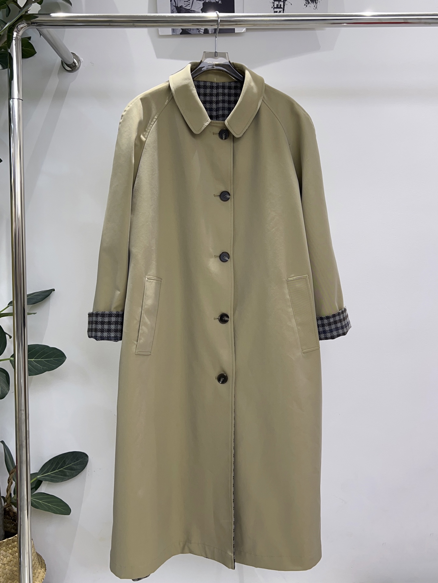 NO:637410,Exclusive first release of original quality Mium*u 25/new double-sided twill and plaid windbreaker!  The brand logo is embroidered on the back. It is a smart style that can be worn on both sides. It is crisp and stylish with high-end texture. The dropped shoulder design creates a relaxed and casual style. It is very practical~SML, Miumiu-clothing, loro piana, miumiu, alexander wang19860909独家首发原单品质 Mium*u 25/新款双面斜纹布和格纹风衣！后背绣有品牌标 双面可以穿的高智风,挺括有型质感高级,落肩设计打造松弛休闲风格 实用率超高～SML,缪缪-服装,loro piana,miumiu,alexander wang,Women's clothing