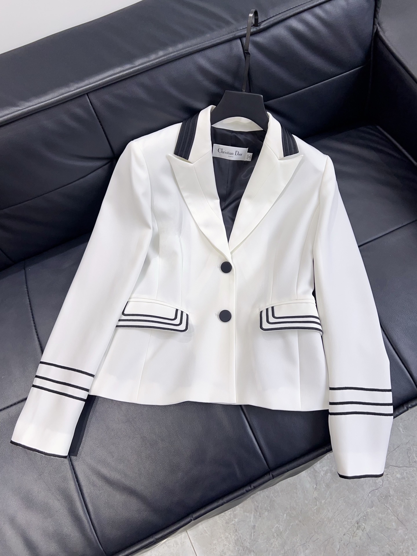 NO:774471,Exclusive first release of original quality Di*r 26/early spring new style black striped trim blazer!  Soft and crisp. Swallow collar + black edge details are perfect, full of French elegance, full of high-end craftsmanship, a must-have item that is both fashionable and high-end ~ SML, Dior-clothing, dior, jackets & coats, business suit,19860909独家首发原单品质 Di*r 26/早春新款拼黑色条纹边饰西装外套！柔软又挺括.燕领+黑色边细节满分,法式优雅氛围感拉满、尽显高定工艺 时髦 与高级感兼具的必备单品～SML,迪奥-服装,dior,jackets & coats,business suit,,Women's clothing