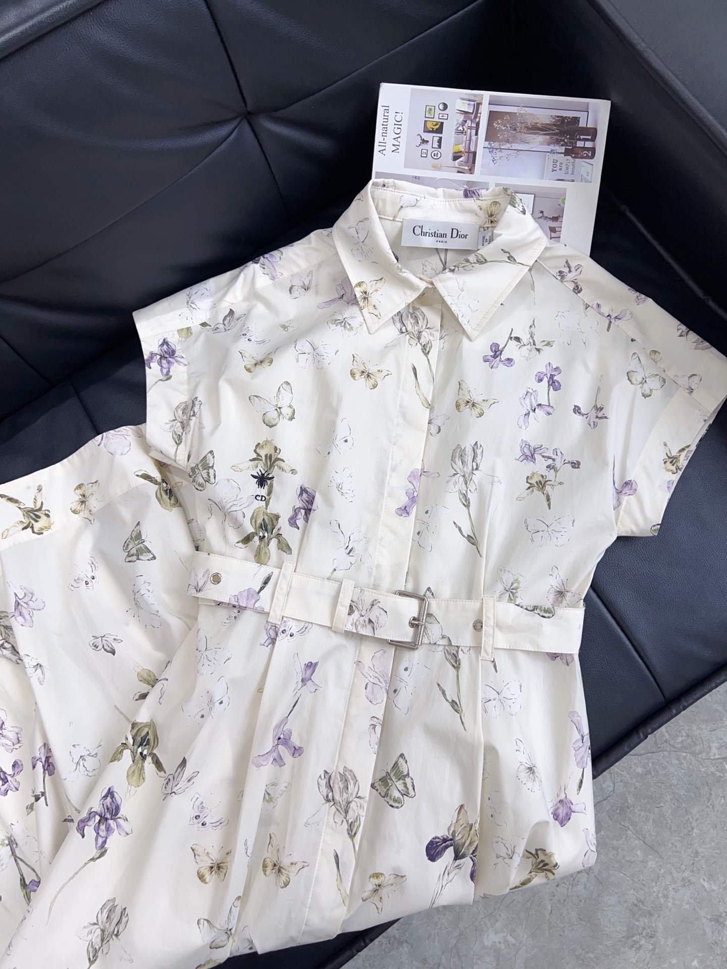 NO:774522,Exclusive first release of original quality Di*r 26/new butterfly floral dress!  Shirt-style neckline + short sleeves + waist belt, neat tailoring, mid-length skirt, can be easily worn in daily or formal occasions. The white base with blue and purple flowers and butterfly prints is full of romance and natural feeling!  The cut is simple and elegant, and the waist tie is adjustable to suit a variety of body shapes!  SML,Dior-clothing,dior,loro piana,skirts,shirts,T-shirt,19860909独家首发原单品质 Di*r 26/新款蝴蝶花卉连衣裙！衬衫式领口＋短袖＋收腰腰带,剪裁利落,裙摆中长款,日常或正式场合都能轻松驾白底配蓝紫花卉和蝴蝶印花,浪漫自然感满满！ 剪裁简约优雅,腰部系带可调节,适合多种身材！SML,迪奥-服装,dior,loro piana,skirts,shirts,T-shirt,,Women's clothing