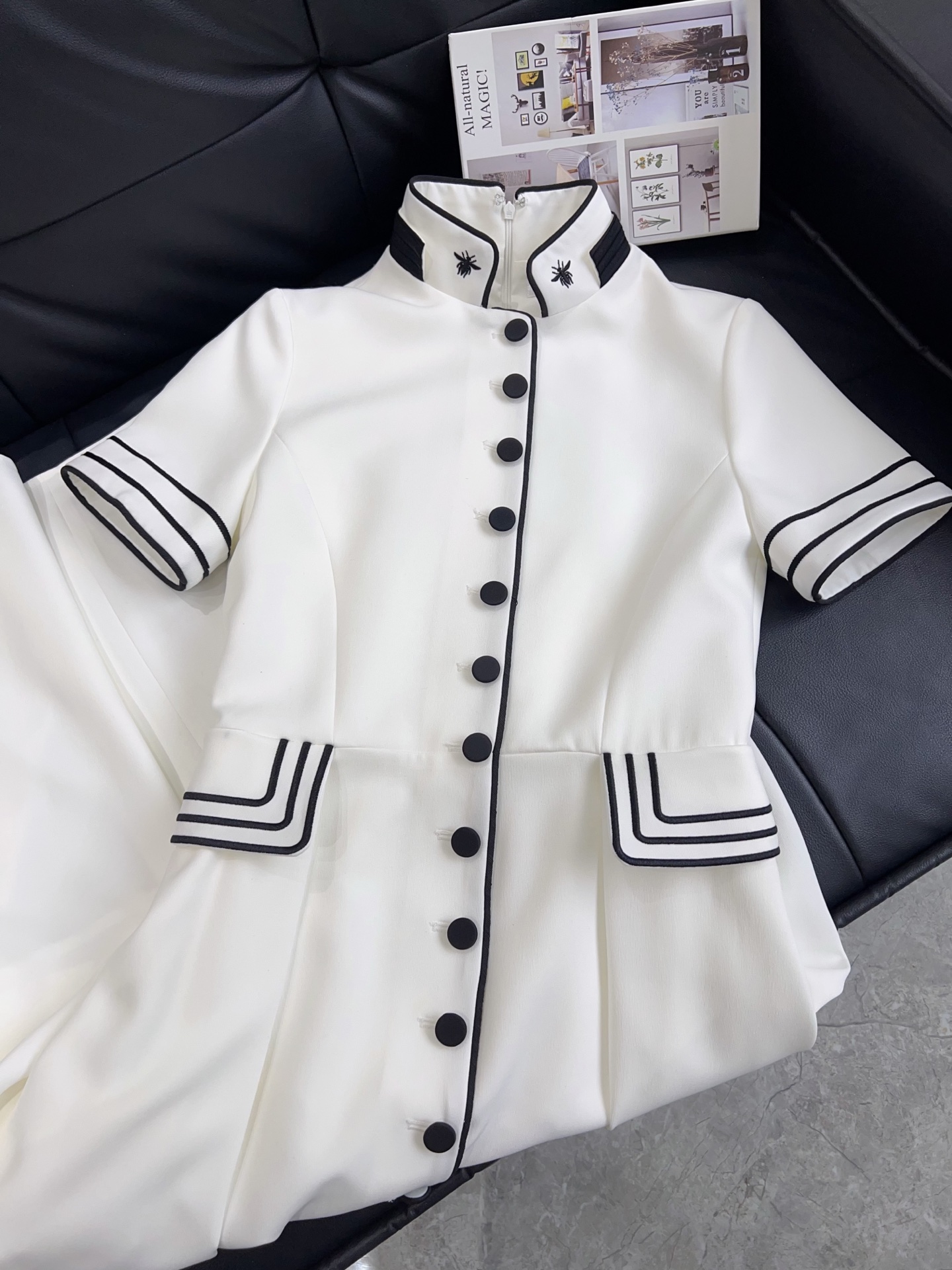 NO:774530,Exclusive first release of original quality Di*r 26/early spring new retro college style dress, stand-up collar embroidered small design, super unique vision!  The cuffs and collar are embellished with black and white stripes, which are simple and layered. The fabric is crisp and elegant. It is suitable for commuting or formal occasions ~ SML, Dior-clothing, dior, skirts,19860909独家首发原单品质 Di*r 26/早春新款复古学院风连衣裙,立领绣花小设计,视觉超独特！袖口和领口黑白条纹点缀,简约又有层次感,面料挺括,穿上优雅知性,通勤或正式场合都很适合～SML,迪奥-服装,dior,skirts,,Women's clothing