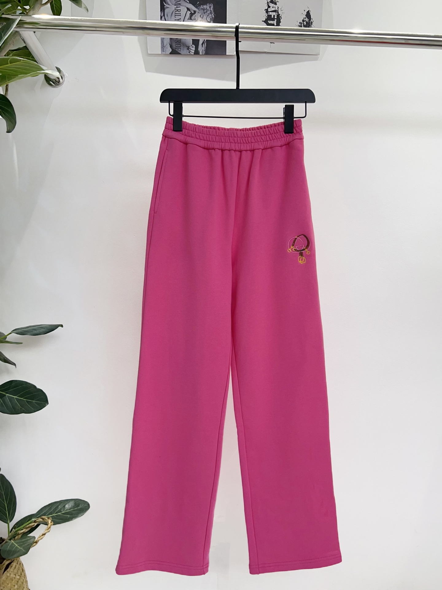 NO:638898,Exclusive first release of original quality Guc*i 26/early spring new Year of the Horse limited edition embroidered chain double G letter logo pattern printed sweatpants and trousers!  Classic foot-locking version, versatile and casual, can be matched with a series of sweatshirts and T-shirts, same style for men and women. Highly recommended for SML, Gucci-clothing, gucci, gucci, hoodie, sweatshirts, tees, t-shirt, alexander wang19860909独家首发原单品质 Guc*i 26/早春新款马年限定刺绣锁链双G字母logo图案印花卫裤长裤！经典束脚版型 百搭休闲可搭配系列卫衣T恤 男女同款 强烈推荐入 SML,古驰-服装,gucci,gucci,hoodie,sweatshirts,tees，t-shirt,alexander wang,Women's clothing