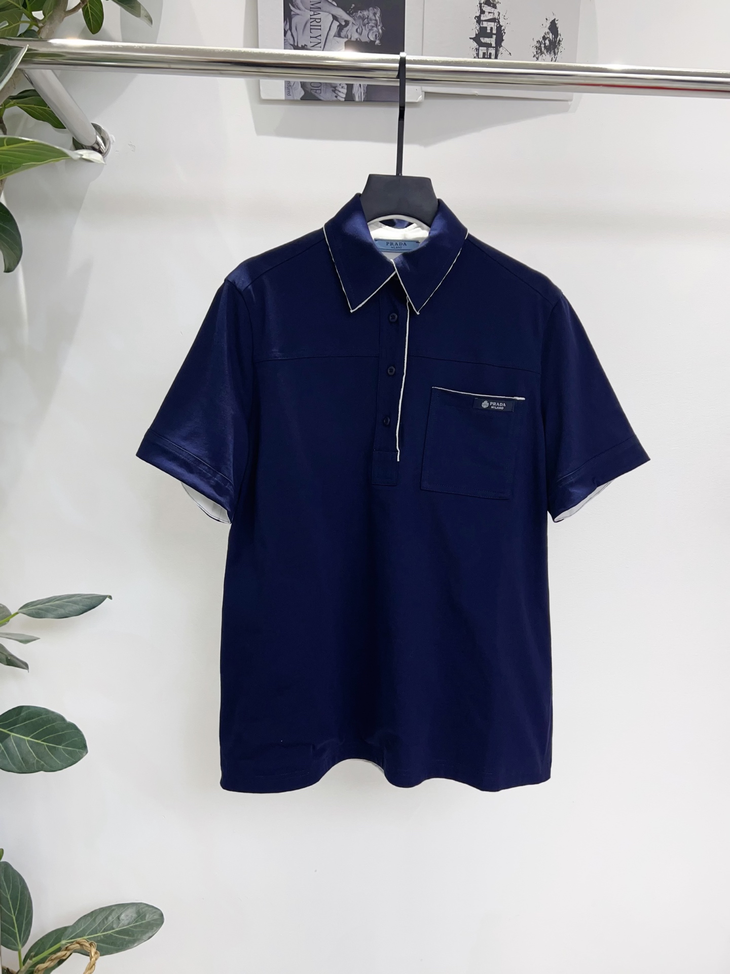 NO:638904,Exclusive first release of original quality Pra*a 26/spring and summer new double-layer washed lapel buttoned Polo collar T-shirt!  Pure cotton fabric, soft and breathable, super comfortable to wear in summer! Classic lapel + three button design, simple chest pockets, high-end ~ coffee/blue SML, Prada-clothing, prada, prada, tees, t-shirt, alexander wang19860909独家首发原单品质 Pra*a 26/春夏新款双层水洗翻领系扣Polo领T恤！纯棉面料,柔软透气,夏天穿超舒服!经典翻领+三颗纽扣设计,胸前有口袋简约 高级～咖色/蓝色 SML,普拉达-服装,prada,prada,tees，t-shirt,alexander wang,Women's clothing