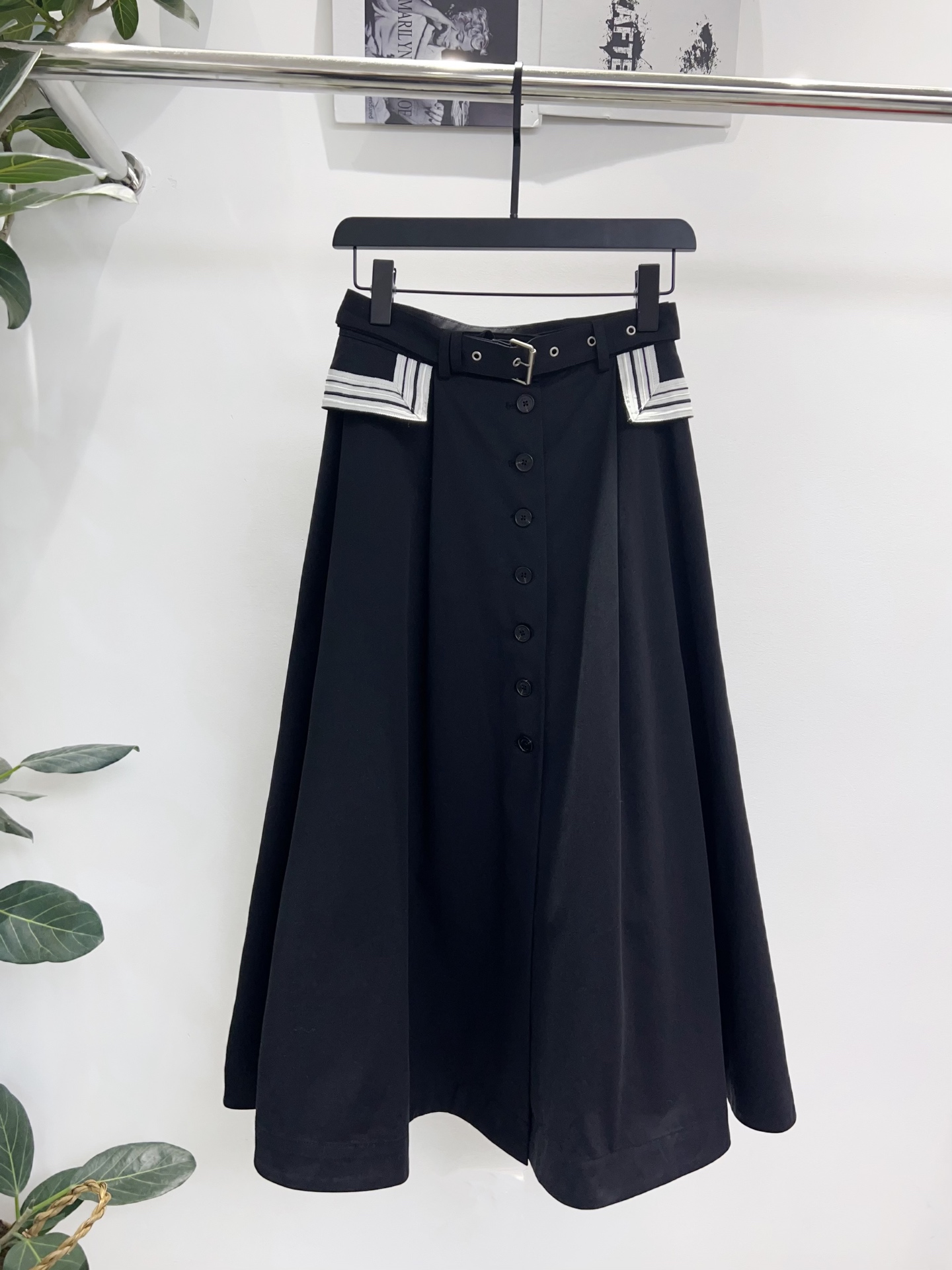 NO:638901,Exclusive first release of original quality Dior 25/new pure cotton umbrella skirt!  The high-waist design + black buttons are simple and elegant. The decorative belt at the waist has a super layered mid-length umbrella skirt silhouette, which can modify the shape of the legs and can be easily used for daily commuting or formal occasions!  Black/khaki SML～,Dior-clothing,dior,dior,skirts,alexander wang19860909独家首发原单品质 Dior 25/新款纯棉伞半裙！高腰设计＋黑色纽扣,简约优雅,腰部装饰腰带超有层次感中长款伞裙廓形,修饰腿型日常通勤或正式场合都能轻松驾驭 ！ 黑色/卡其色 SML～,迪奥-服装,dior,dior,skirts,alexander wang,Women's clothing