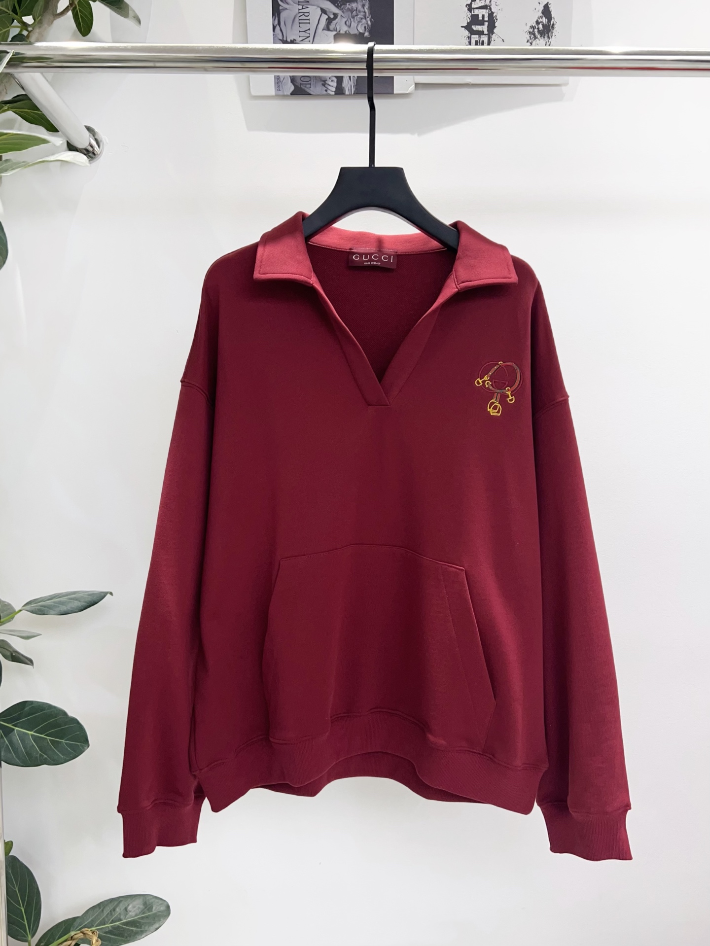 NO:638895,Exclusive first release of original quality Gu*ci 26/spring new lapel Polo sweatshirt, burgundy as the main tone, embroidery on the chest, cotton fabric, soft and comfortable, oversize version, versatile for daily use!  ~ SML,Gucci-clothing,gucci,versace,hoodie,sweatshirts,alexander wang19860909独家首发原单品质 Gu*ci 26/春季新款翻领Polo卫衣,酒红色为主调,胸前刺绣,棉质面料,柔软舒适,oversize版型,日常百搭！～ SML,古驰-服装,gucci,versace,hoodie,sweatshirts,alexander wang,Women's clothing
