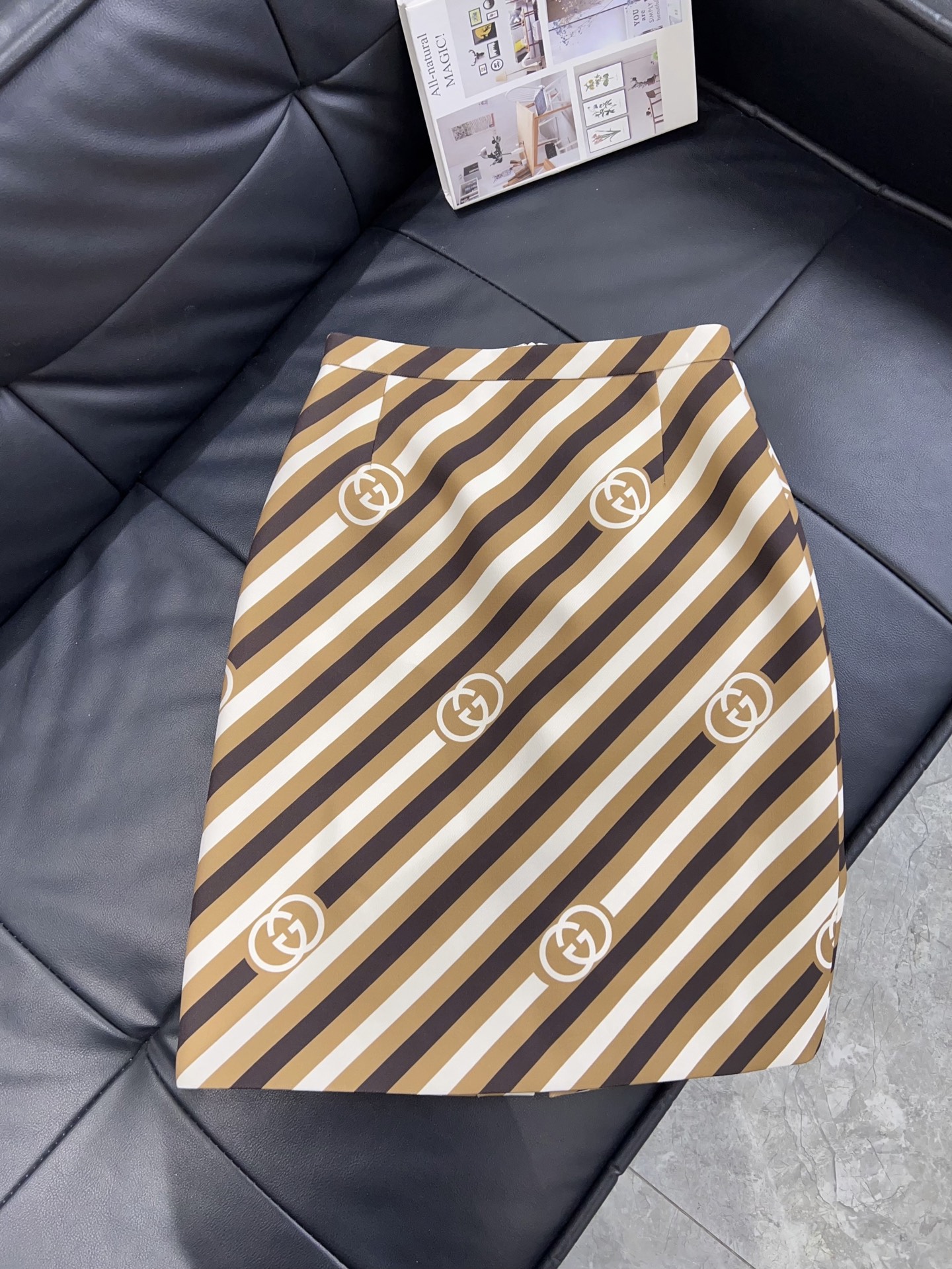 NO:744088,Exclusive first release of original quality Gucc*i 26/new diagonal striped mid-length skirt!  Brown and white diagonal stripes + classic double G logo, mid-length straight design, elegant and fashionable legs. An essential and versatile item in the wardrobe ~ SML, Gucci-clothing, gucci, gucci, skirts,19860909独家首发原单品质 Gucc*i 26/新款斜条纹中长款半裙！棕白斜条纹+经典双G标志,中长直筒设计,修饰腿型优雅又时髦 衣橱中必不可少的百搭单品～SML,古驰-服装,gucci,gucci,skirts,,Women's clothing