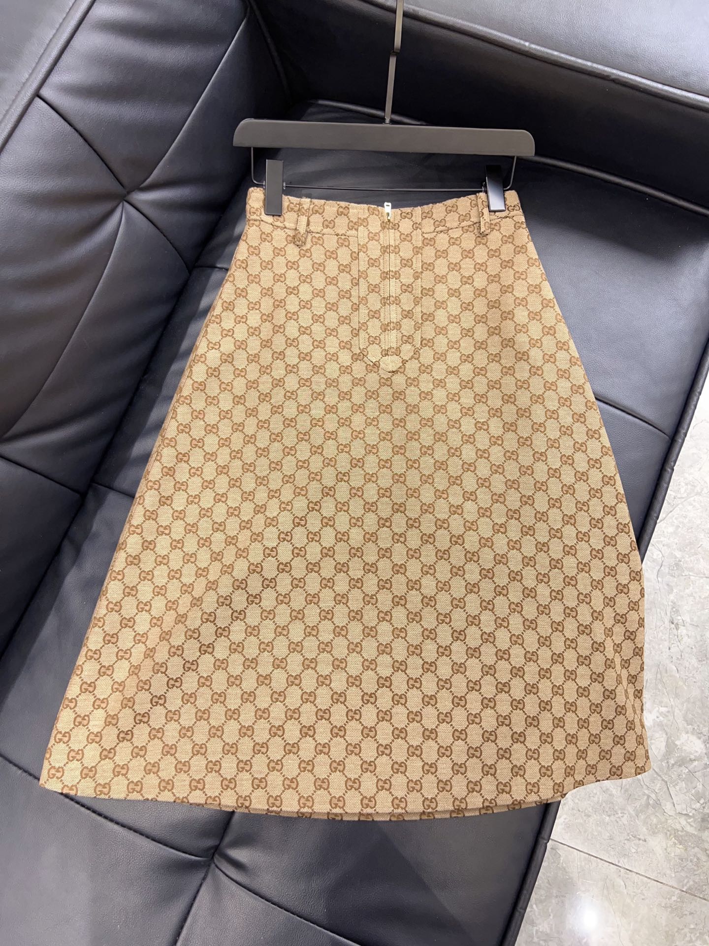 NO:743677,Exclusive first release of original quality Gucci 26/spring and summer new classic double G presbyopia jacquard mid-length skirt!  Retro and high-end! The A-line version makes the legs longer. The waist zipper is full of Italian sophistication. It is elegant and fashionable and can easily create a variety of styles~SML XL, Gucci-clothing, gucci, gucci, loro piana, skirts,19860909独家首发原单品质 Gucci 26/春夏新款经典双G老花提花中长款半裙！复古又高级! A字版型显腿长 腰部拉链意式精致感满满,优雅又时髦轻松打造多种风格look～SML XL,古驰-服装,gucci,gucci,loro piana,skirts,,Women's clothing