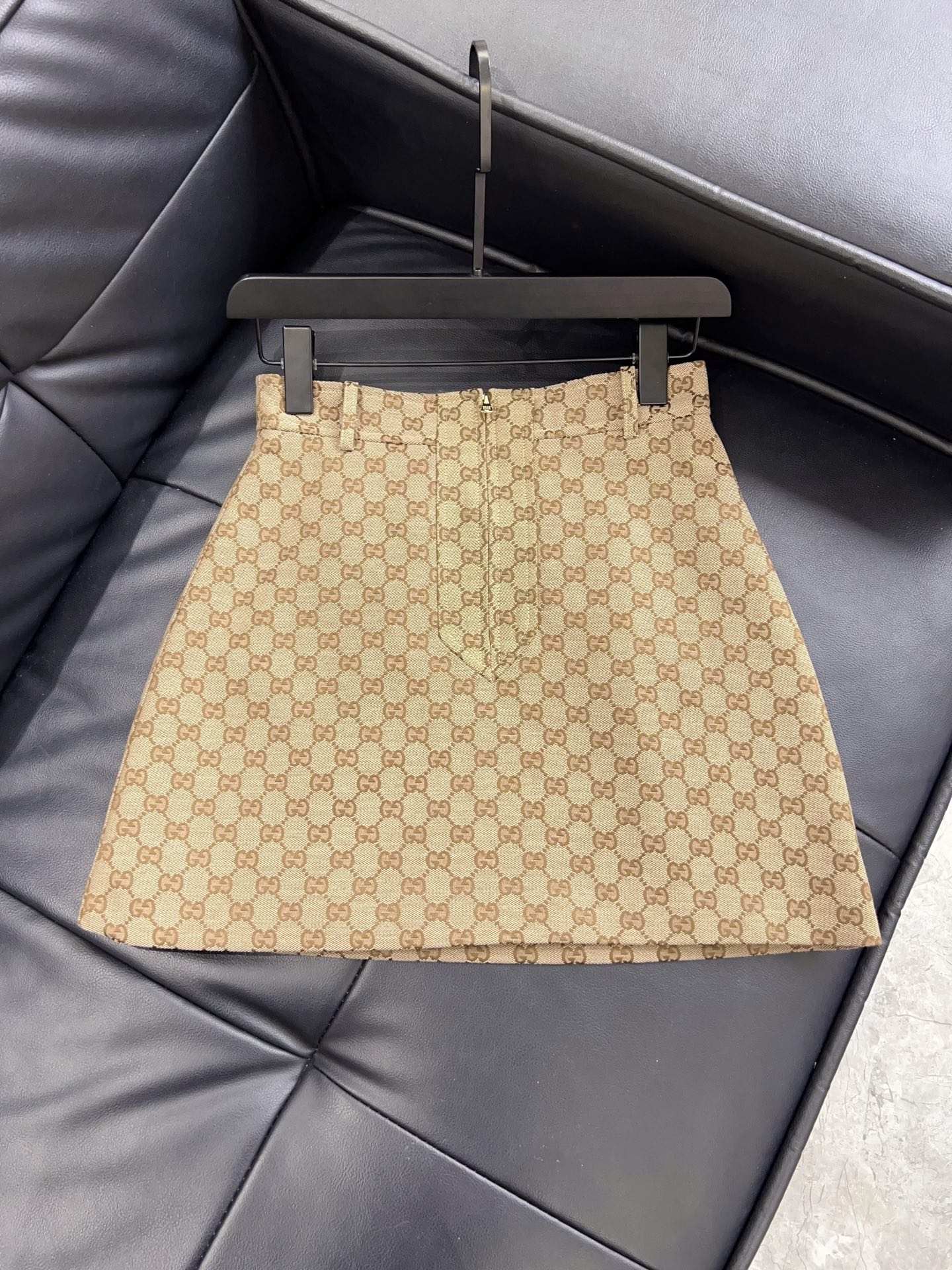 NO:743675,Exclusive first release of original quality Gucci 26/spring and summer new classic double G presbyopia jacquard skirt!  Retro and high-end! The A-line version makes the legs longer. The waist zipper is full of Italian sophistication. It is elegant and fashionable and can easily create a variety of styles~SML XL, Gucci-clothing, gucci, gucci, loro piana, skirts,19860909独家首发原单品质 Gucci 26/春夏新款经典双G老花提花短裙！复古又高级! A字版型显腿长 腰部拉链意式精致感满满,优雅又时髦轻松打造多种风格look～SML XL,古驰-服装,gucci,gucci,loro piana,skirts,,Women's clothing