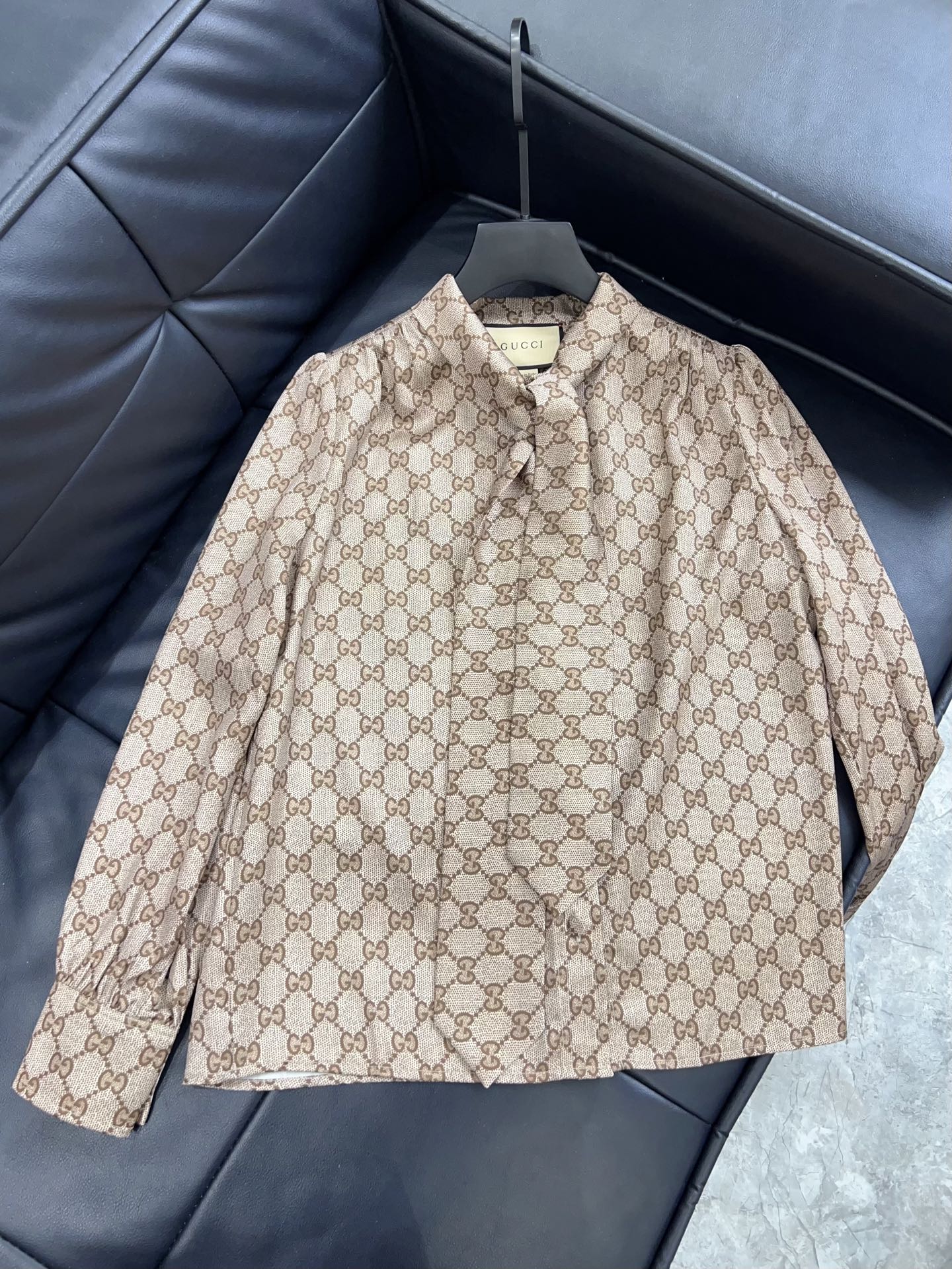 NO:743672,Exclusive first release of original quality Gu*ci 26/spring and summer new classic GG jacquard shirt!  The fabric is fine and textured. The lapel + long sleeve design is adjustable. The cuffs can be adjusted to easily create a smart or lazy style. Pair it with a series of skirts to easily get a high-end look ~ SML, Gucci-clothing, gucci, loro piana, skirts, shirts,19860909独家首发原单品质 Gu*ci 26/春夏新款经典GG提花衬衫！面料细腻有质感.翻领+长袖设计 袖口可调节, 轻松打造干练或慵懒风格 搭配系列半裙轻松get高级感穿搭～SML,古驰-服装,gucci,loro piana,skirts,shirts,,Women's clothing