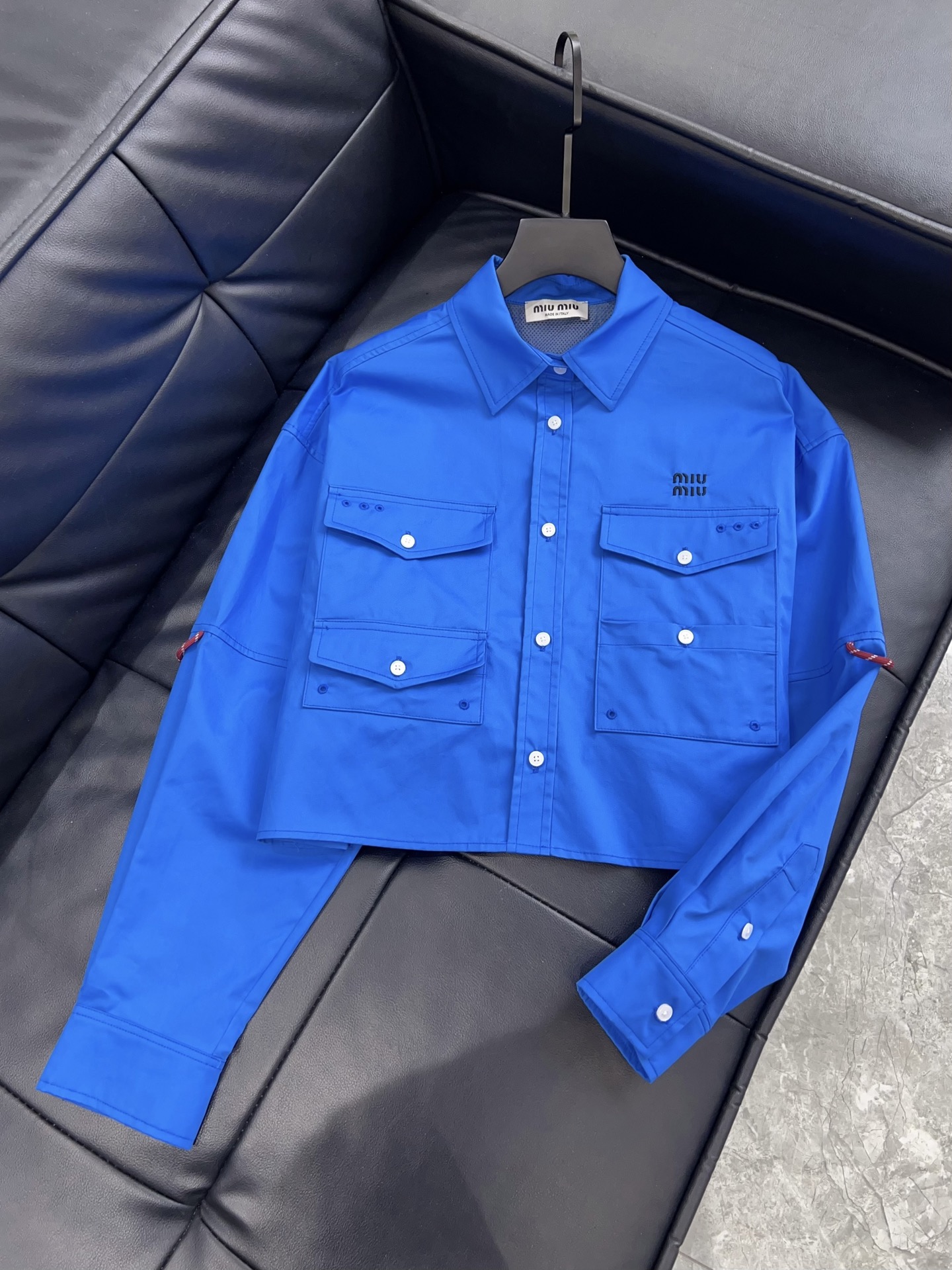 NO:744897,Exclusive first release of original quality Miu M*u 26/spring and summer new blue work style short shirt!  The high-saturation blue is super eye-catching, the loose short version + the multi-pocket design give it a high-end feel. It can be matched casually with a fashionable feel~SML, Miumiu-clothing, miumiu, shirts,19860909独家首发原单品质 Miu M*u 26/春夏新款蓝色工装风短款衬衫！高饱和度蓝色超吸睛、宽松短款版型+多口袋设计高级感满满 随意搭配时髦感直接拉满～SML,缪缪-服装,miumiu,shirts,,Women's clothing