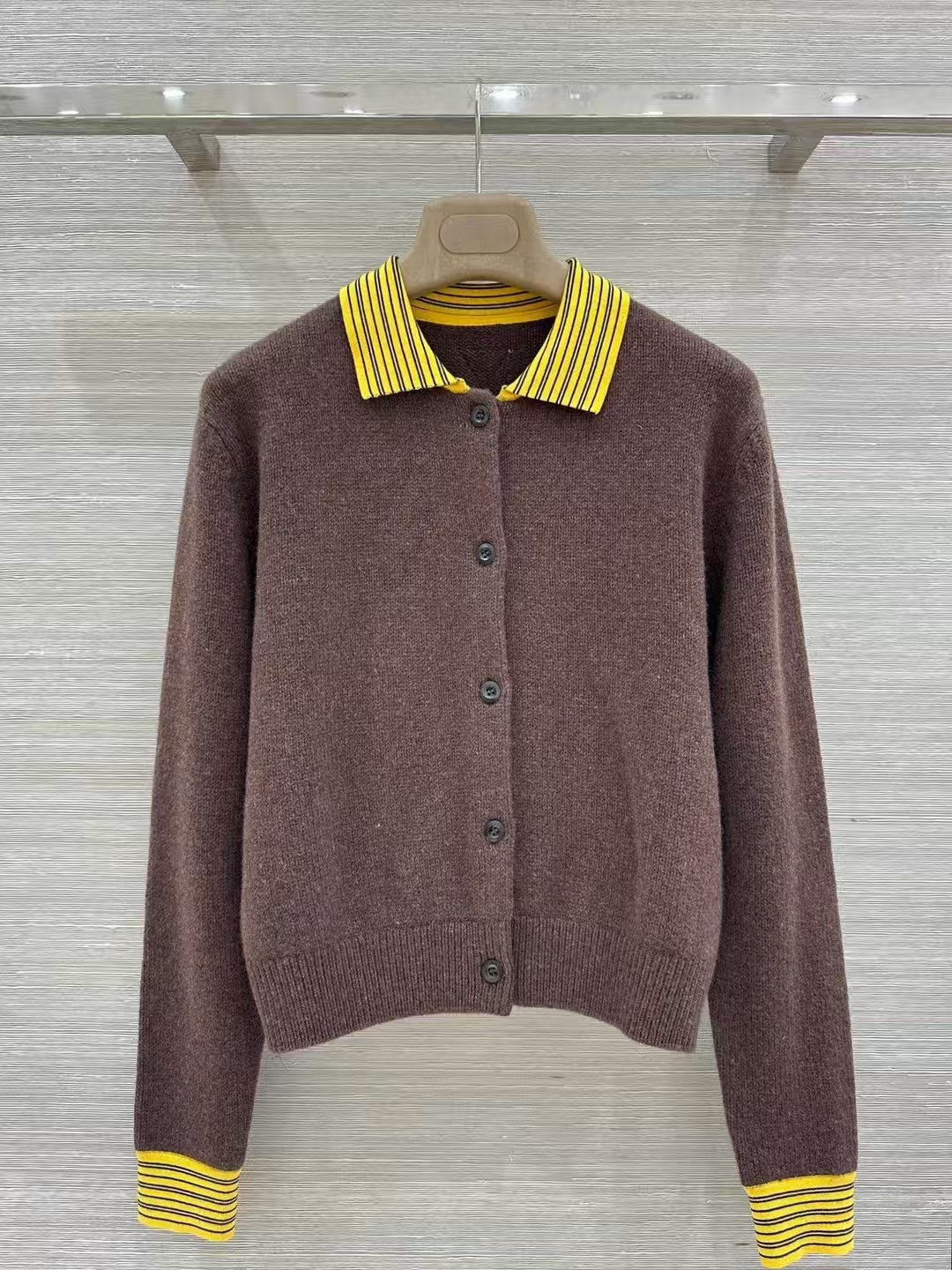 NO:743687,A high-end version of cashmere is released. High-end original single quality control must be included, PR and high-intellectual wear!  Long-termist new color contrast collar sweater!  Chocolate brown contrasting polo collar design. A very tonal and simple product!  The classic H-shaped upper body looks slimming!  The texture of imported cashmere wool yarn is delicate, soft and comfortable. The classic version is versatile and easy to wear, and the handmade triangle logo is minimalist and elegant. The workmanship quality is in place~SML, Prada-clothing, prada, sweaters,19860909羊绒高版本出 高端原单品质品质控必入,PR高智感穿搭！长期主义新品基调撞色领毛衣！巧克力棕撞色polo领设计.非常有调性的极简单品！经典H版型上身巨显瘦！进口羊绒羊毛纱线质感细腻柔软舒适.经典版型百搭不挑人,手工三角标极简穿搭优雅气质.做工品质全面到位～SML,普拉达-服装,prada,sweaters,,Women's clothing