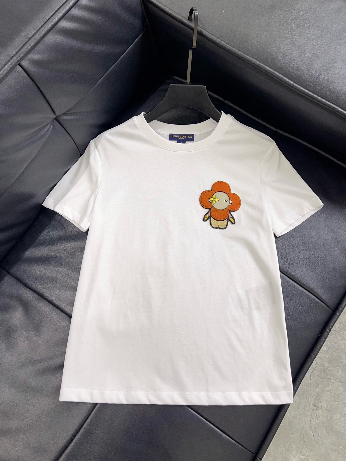 NO:743692,Exclusive first release of original quality 1v 26/summer new gray embroidered pocket short-sleeved T-shirt!  High-quality pure cotton, soft and breathable, small chest pocket + floral embroidery, perfect details. Gray is low-key and durable, easy to match with various styles~SML, Louis Vuitton-clothing, Louis Vuitton, T-shirt, tees, t-shirt,19860909独家首发原单品质 1v 26/夏季新款灰色刺绣口袋短袖T恤！高品质纯棉 柔软透气、胸前小口袋+花卉刺绣 细节满分 灰色低调耐看,轻松搭配各种风格～SML,路易威登-服装,louis vuitton,T-shirt,tees，t-shirt,,Women's clothing