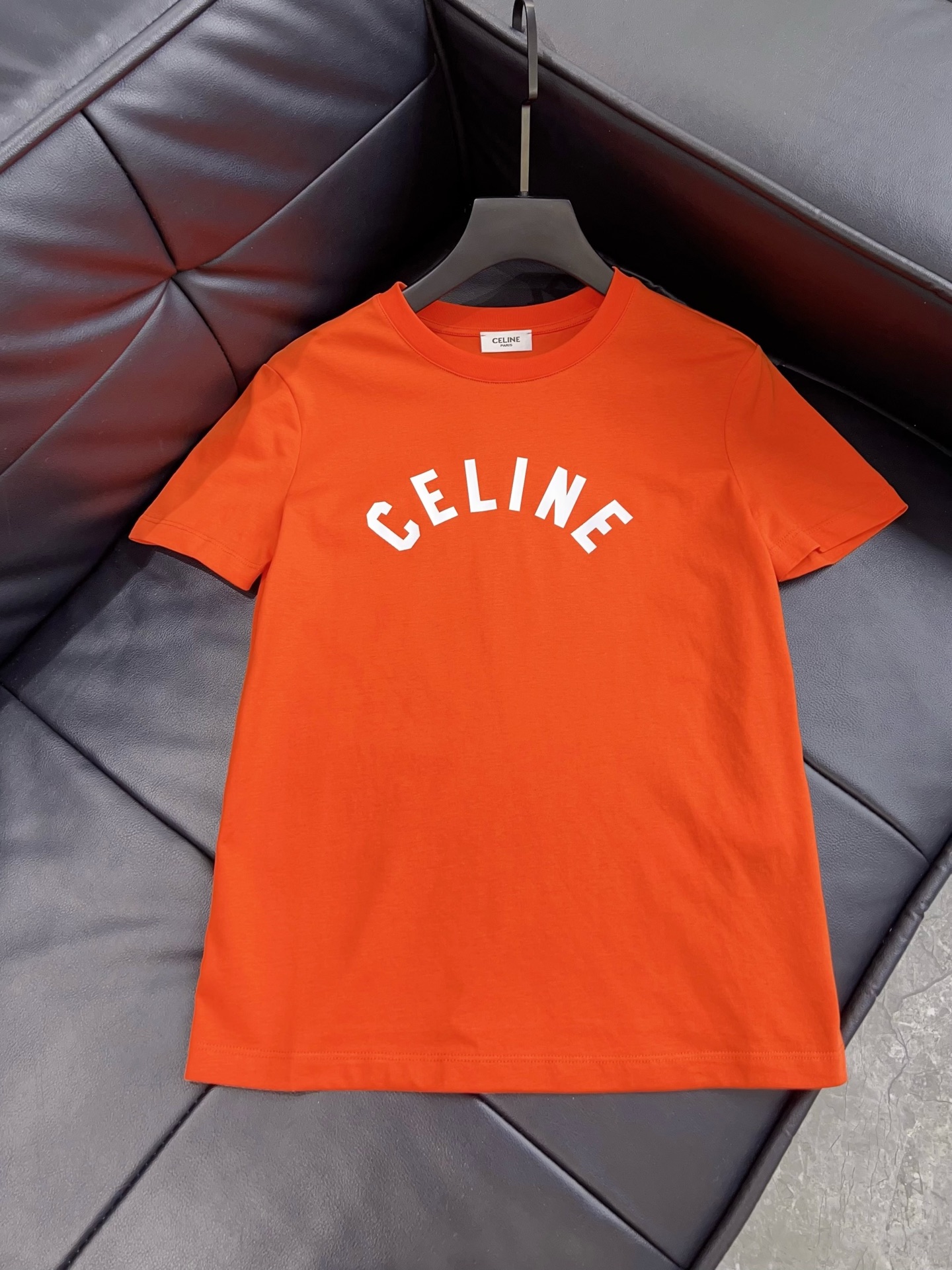 NO:743664,Exclusive first release of original quality CELI*E 26/Summer new classic letter logo slim short-sleeved T-shirt!  High-quality cotton material is soft and comfortable, simple and recognizable, minimalist style, very versatile to wear alone or layered with, it is a must-have item in the wardrobe ~ orange/white SML, Celine-clothing, celine, celine, T-shirt, tees, t-shirt,19860909独家首发原单品质 CELI*E 26/夏季新款经典字母logo修身短袖T恤！高品质棉料柔软舒适 简约又有辨识度 极简风格 单穿或内搭都很百搭,是衣橱必备单品～橙色/白色 SML,赛琳-服装,celine,celine,T-shirt,tees，t-shirt,,Women's clothing