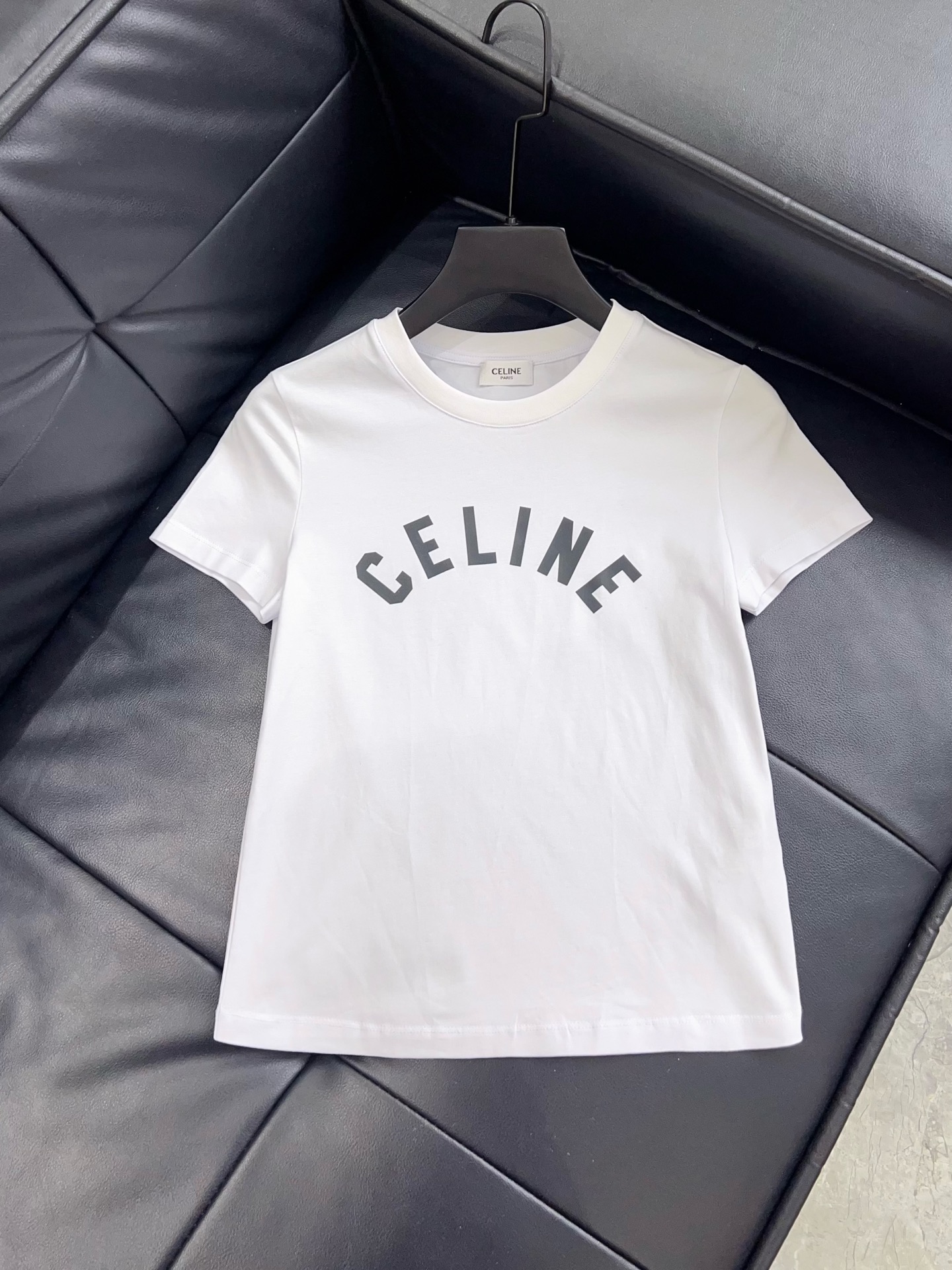 NO:743657,Exclusive first release of original quality CELI*E 26/Summer new classic letter logo slim short-sleeved T-shirt!  High-quality cotton is soft and comfortable, simple and recognizable, minimalist style, very versatile to wear alone or as an inner layer, it is a wardrobe essential ~ orange/white SML, Celine-clothing, celine, celine, loro piana, T-shirt, tees, t-shirt,19860909独家首发原单品质 CELI*E 26/夏季新款经典字母logo修身短袖T恤！高品质棉料柔软舒适 简约又有辨识度 极简风格 单穿或内搭都很百搭,是衣橱必备单品～橙色/白色 SML,赛琳-服装,celine,celine,loro piana,T-shirt,tees，t-shirt,,Women's clothing