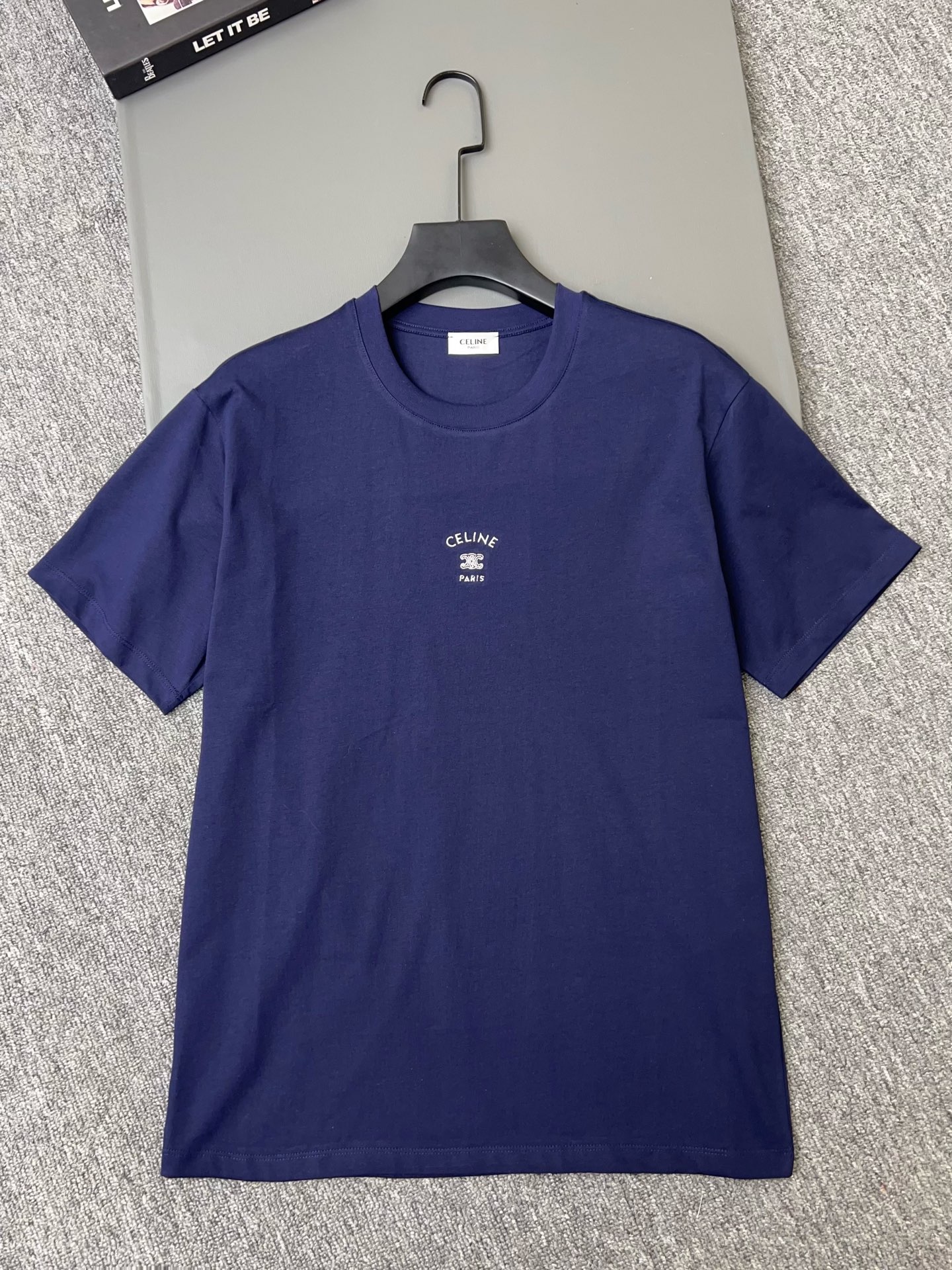 NO:744081,Exclusive first release of original quality CELI*E 26/summer new short-sleeved T-shirt with embroidered letter logo!  Made of pure cotton, soft and breathable, low-key and recognizable ~ Easily create a simple and high-end feel ~ Gray/white/sapphire blue SML, Celine-clothing, celine, celine, loro piana, T-shirt, tees, t-shirt,19860909独家首发原单品质 CELI*E 26/夏季新款字母logo绣花短袖T恤！采用纯棉材质,柔软透气,低调又有辨识度～轻松打造简约高级感～灰色/白色/宝蓝 SML,赛琳-服装,celine,celine,loro piana,T-shirt,tees，t-shirt,,Women's clothing