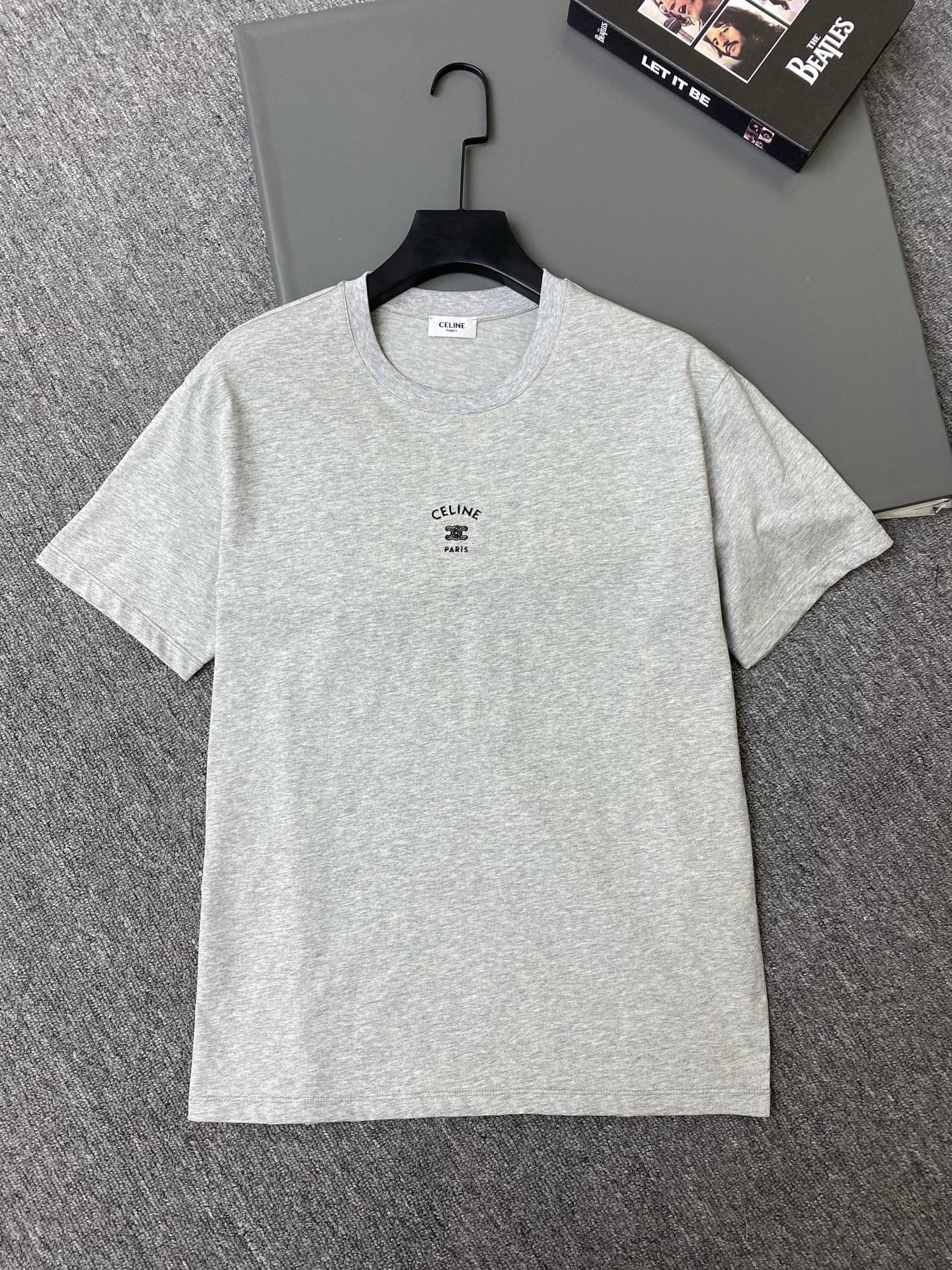 NO:744082,Exclusive first release of original quality CELI*E 26/summer new short-sleeved T-shirt with embroidered letter logo!  Made of pure cotton, soft and breathable, low-key and recognizable ~ Easily create a simple and high-end feel ~ Gray/white/sapphire blue SML, Celine-clothing, celine, celine, T-shirt, tees, t-shirt,19860909独家首发原单品质 CELI*E 26/夏季新款字母logo绣花短袖T恤！采用纯棉材质,柔软透气,低调又有辨识度～轻松打造简约高级感～灰色/白色/宝蓝 SML,赛琳-服装,celine,celine,T-shirt,tees，t-shirt,,Women's clothing