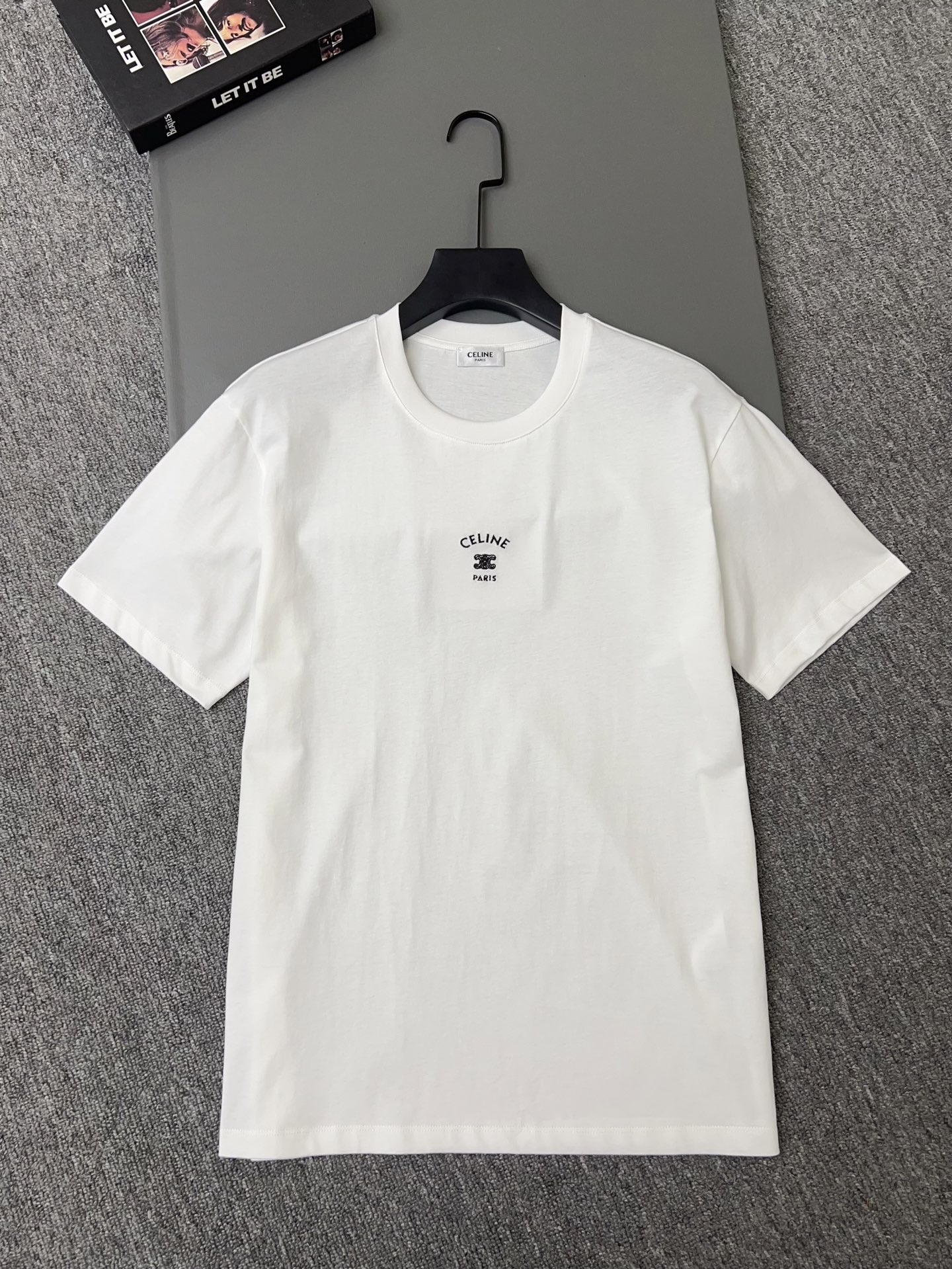 NO:744085,Exclusive first release of original quality CELI*E 26/summer new short-sleeved T-shirt with embroidered letter logo!  Made of pure cotton, soft and breathable, low-key and recognizable ~ Easily create a simple and high-end feel ~ Gray/white/sapphire blue SML, Celine-clothing, celine, celine, T-shirt, tees, t-shirt,19860909独家首发原单品质 CELI*E 26/夏季新款字母logo绣花短袖T恤！采用纯棉材质,柔软透气,低调又有辨识度～轻松打造简约高级感～灰色/白色/宝蓝 SML,赛琳-服装,celine,celine,T-shirt,tees，t-shirt,,Women's clothing