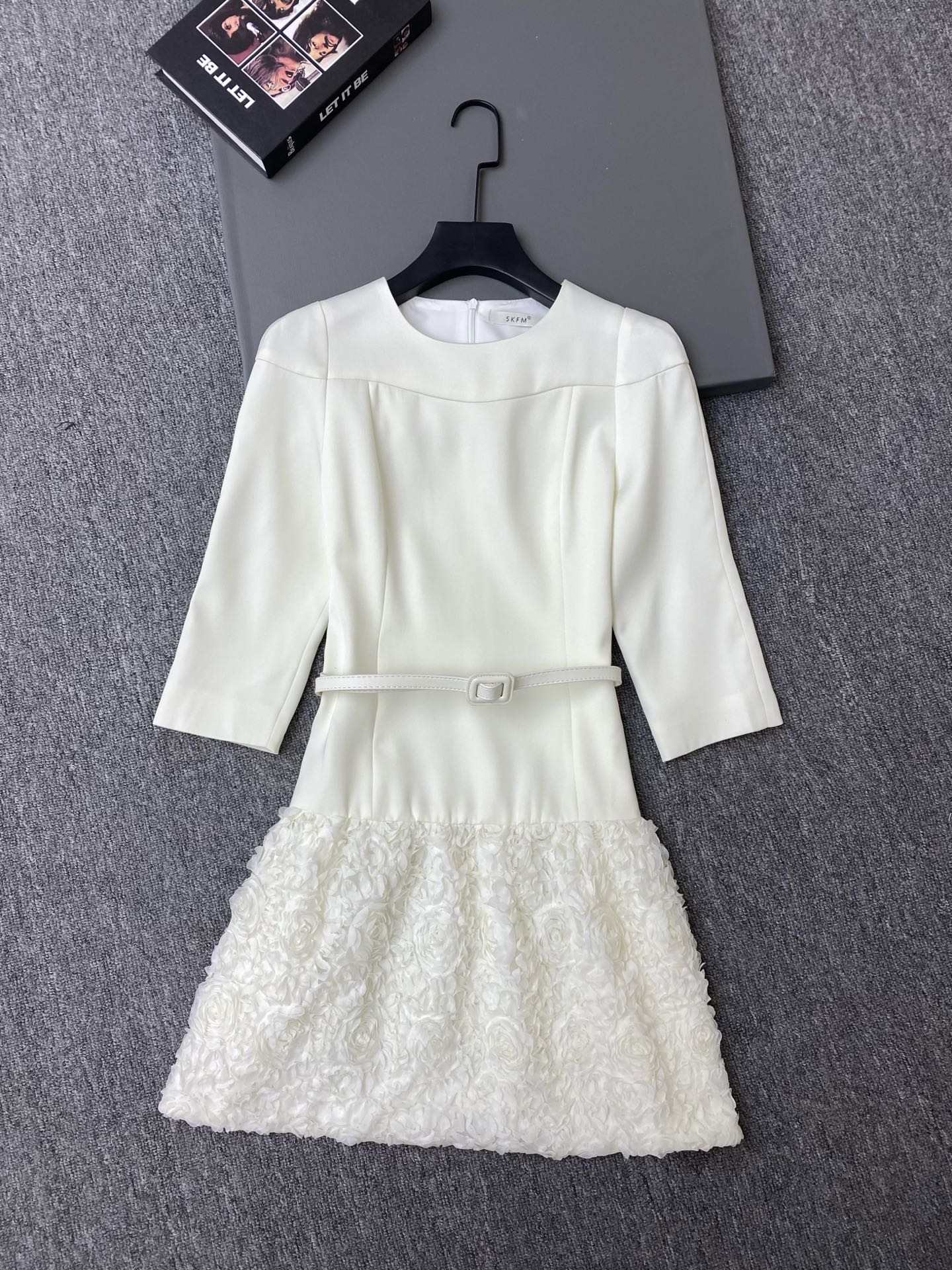 NO:775470,Exclusive first release of original quality BAU*26/spring and summer new rose relief dress!  The upper body is slim cut + the same color belt outlines the slender waist. The fabric is soft and comfortable, and the three-dimensional embossed rose on the hem is full of layering and full of romantic atmosphere ~ SML, women's clothing, skirts,19860909独家首发原单品质 BAU*26/春夏新款玫瑰浮雕连衣裙！上身修身剪裁+同色腰带勾勒纤细腰线 面料柔软舒适,下摆立体浮雕玫瑰层次感满满、浪漫氛围拉满～SML,女装,skirts,,Women's clothing