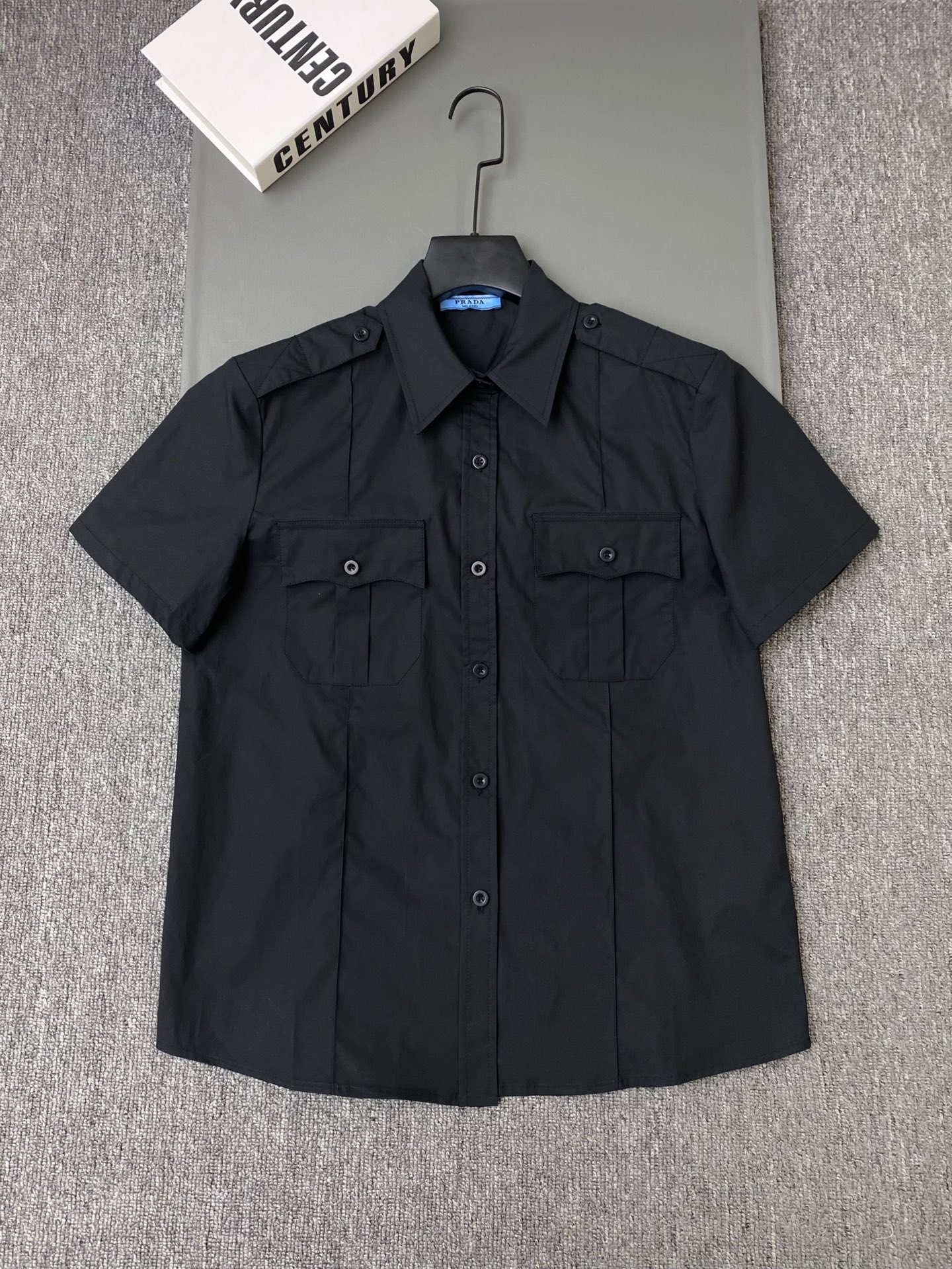 NO:774531,Exclusive first release of original quality Prad* 26/new style short-sleeved shirt!  Made of high-quality cotton fabric, light and breathable, super comfortable to wear in spring and summer!  Classic workwear style design, shoulder decoration + double chest flap pockets are practical and stylish ~ black/blue SML, Prada-clothing, prada, prada, shirts, T-shirt,19860909独家首发原单品质 Prad* 26/新款短袖衬衫衣！采用高品质棉质面料,轻盈透气 春夏穿超舒服！经典工装风设计,肩部装饰+胸前双翻盖口袋实用又有型～黑色/蓝色SML,普拉达-服装,prada,prada,shirts,T-shirt,,Women's clothing