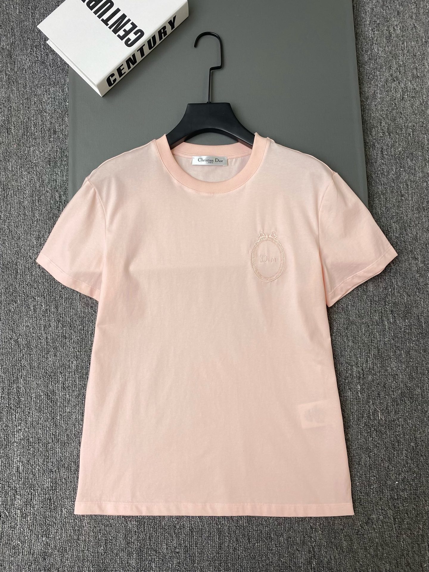 NO:774508,Exclusive first release of original quality Di*r 26/chest embroidered short-sleeved T-shirt!  The fabric is soft and comfortable, with a round micro logo on the chest and a bow design. The round neck is simple, versatile and easy to wear. It is OK whether worn alone or layered ~ pink/white/blue SML, Dior-clothing, dior, loro piana, T-shirt, tees, t-shirt,19860909独家首发原单品质 Di*r 26/胸前刺绣短袖T恤！面料柔软舒适,胸前随圆微标+蝴蝶结设计圆领简约、百搭不挑人 无论单穿还是内搭都很OK～粉色/白色/蓝色 SML,迪奥-服装,dior,loro piana,T-shirt,tees，t-shirt,,Women's clothing