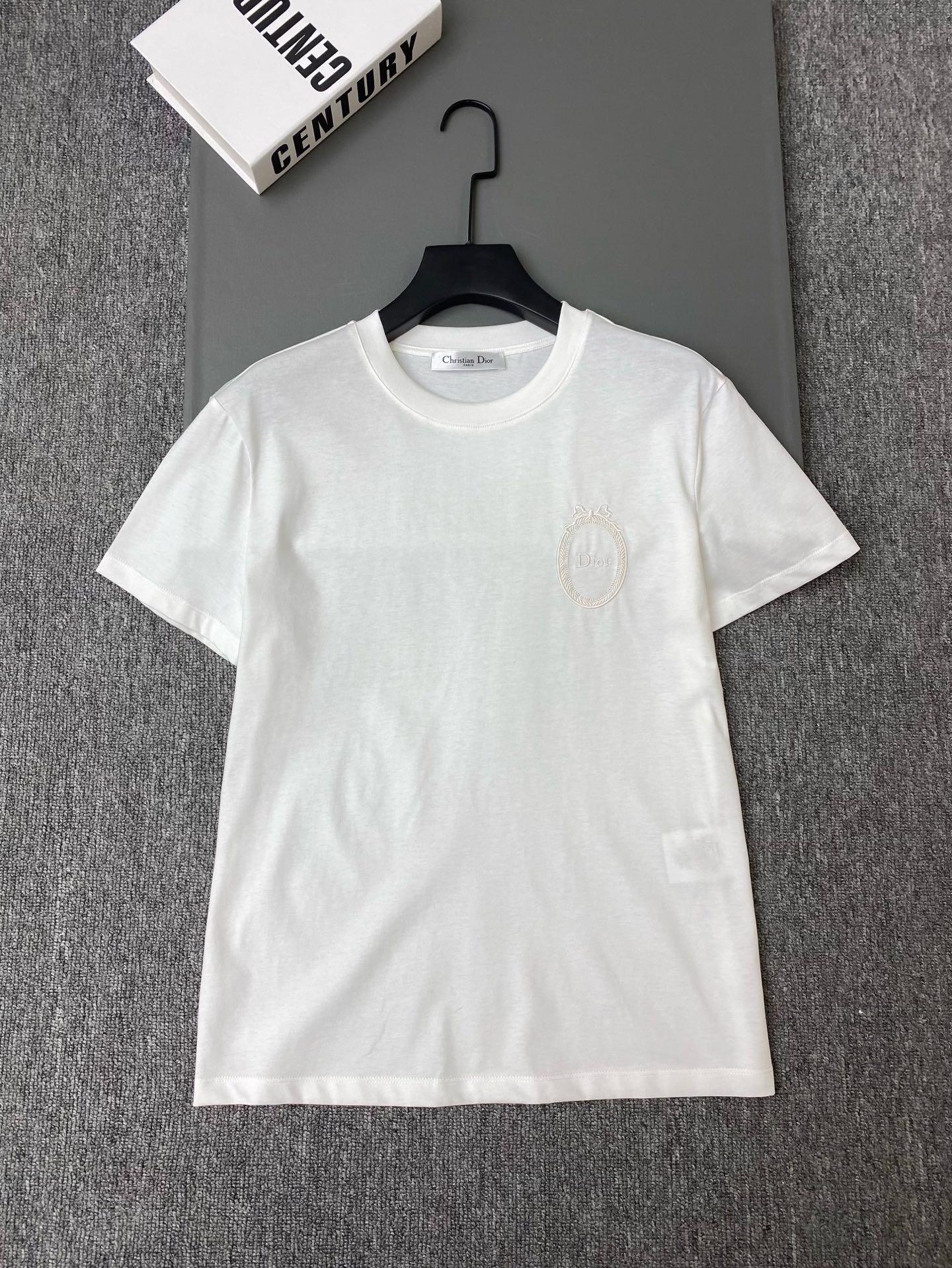 NO:774521,Exclusive first release of original quality Di*r 26/chest embroidered short-sleeved T-shirt!  The fabric is soft and comfortable, with a round micro logo on the chest and a bow design. The round neck is simple, versatile and easy to wear. It is OK whether worn alone or layered ~ pink/white/blue SML, Dior-clothing, dior, loro piana, T-shirt, tees, t-shirt,19860909独家首发原单品质 Di*r 26/胸前刺绣短袖T恤！面料柔软舒适,胸前随圆微标+蝴蝶结设计圆领简约、百搭不挑人 无论单穿还是内搭都很OK～粉色/白色/蓝色 SML,迪奥-服装,dior,loro piana,T-shirt,tees，t-shirt,,Women's clothing