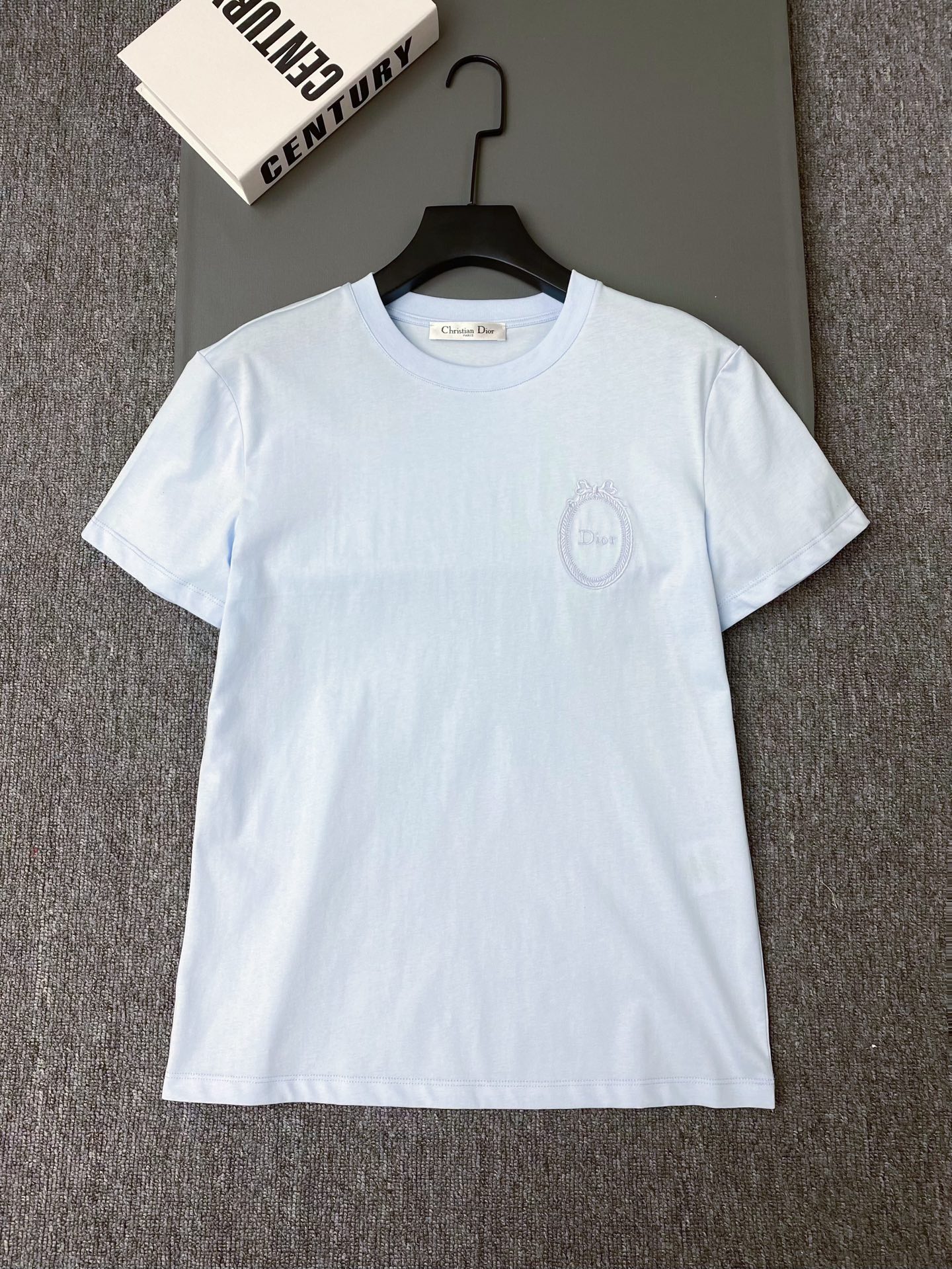 NO:774498,Exclusive first release of original quality Di*r 26/chest embroidered short-sleeved T-shirt!  The fabric is soft and comfortable, with a round micro logo on the chest and a bow design. The round neck is simple, versatile and easy to wear. It is OK whether worn alone or layered ~ pink/white/blue SML, Dior-clothing, dior, loro piana, T-shirt, tees, t-shirt,19860909独家首发原单品质 Di*r 26/胸前刺绣短袖T恤！面料柔软舒适,胸前随圆微标+蝴蝶结设计圆领简约、百搭不挑人 无论单穿还是内搭都很OK～粉色/白色/蓝色 SML,迪奥-服装,dior,loro piana,T-shirt,tees，t-shirt,,Women's clothing