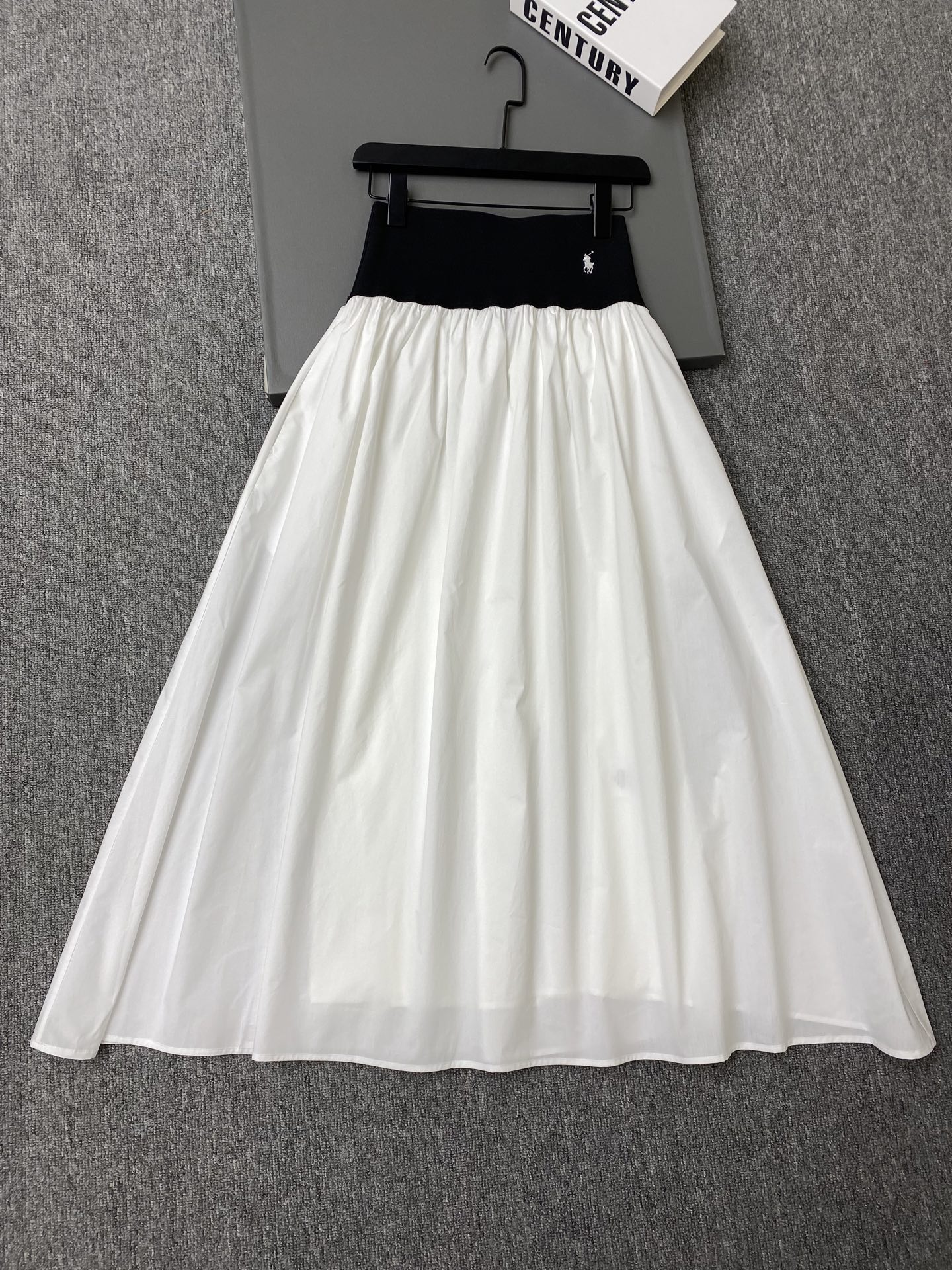 NO:774536,Exclusive first release of original quality Ralph Laur*n 26/spring and summer contrasting color wide skirt!  Wide waistband with pony embroidery + wide skirt, contrasting color design is very recognizable!  The high-waisted A-line elasticated waist is super slimming and very friendly to the figure ~ The skirt has fine pleats, making it elegant and flexible when walking ~ White/navy blue SML, women's clothing, loro piana, skirts,19860909独家首发原单品质 Ralph Laur*n 26/春夏撞色大摆半身裙！宽腰头配小马刺绣+大摆裙身,撞色设计超有辨识度！高腰A字版型松紧腰超显瘦,对身材超友好～裙身细密褶皱,走路飘逸灵动质感满分～白色/藏蓝色 SML,女装,loro piana,skirts,,Women's clothing