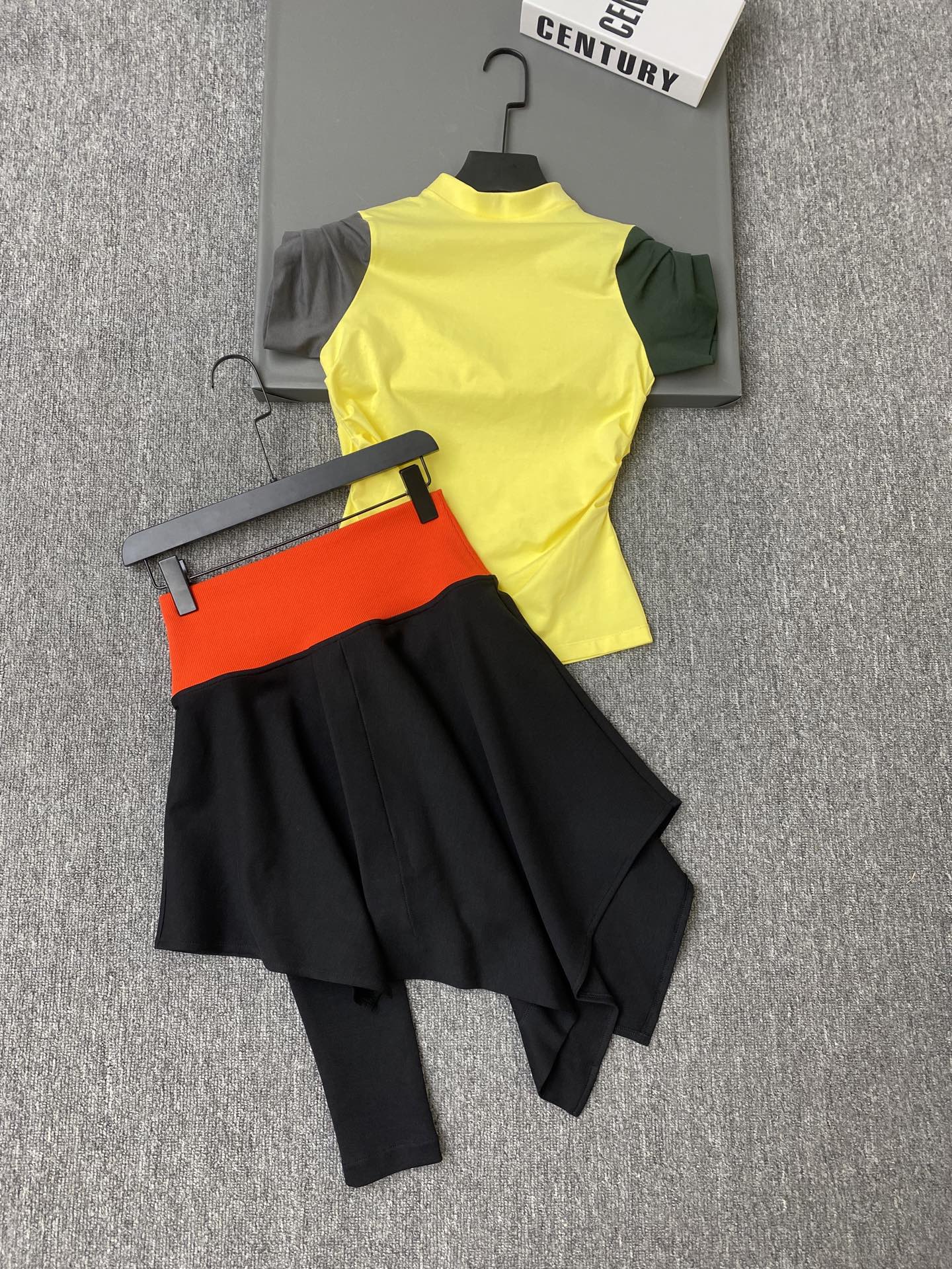 NO:774487,Exclusive first release of original quality LOE*E26/new contrast color T skirt suit!  Contrasting color pleated short sleeves + irregular skirt, simple yet layered T-shirt fabric, soft and drapey, slim fit to show off your body curves, black irregular skirt, red belt embellishment, the color contrast is super eye-catching!  The hem of the skirt is smart, and you walk with a sense of elegance, modernity and elegance~SML, Loewe-clothing, loro piana, loewe, loewe, skirts, T-shirt, tees, t-shirt,19860909独家首发原单品质 LOE*E26/新款撞色T半裙套装！撞色压褶短袖+不规则半裙,简约又有层次感T恤面料柔软有垂感,修身剪裁超显身材曲线黑色不规则半裙,红色腰带点缀,色彩对比超吸睛！裙摆灵动,走路自带飘逸感摩登又优雅～SML,罗意威-服装,loro piana,loewe,loewe,skirts,T-shirt,tees，t-shirt,,Women's clothing