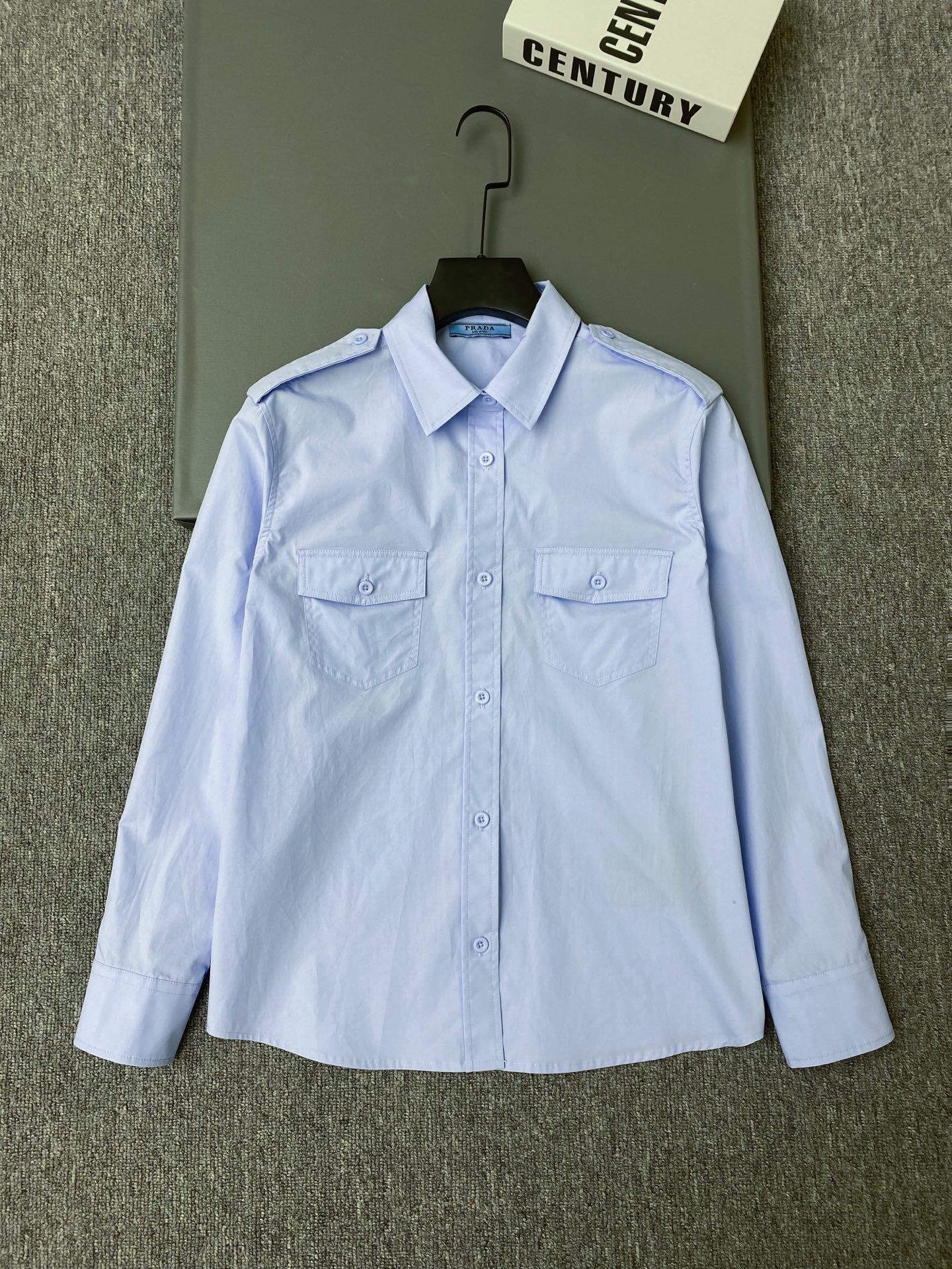 NO:775473,Exclusive first release of original quality Pra*a 26/spring and summer new poplin long-sleeved shirt!  Neat epaulettes, lapel + double patch pockets are designed to be practical and stylish, made of pure cotton fabric, breathable and comfortable, super friendly for daily wear ~ blue/apricot SML, Prada-clothing, loro piana, prada, prada,19860909独家首发原单品质 Pra*a 26/春夏新款府绸长袖衬衣！利落肩章,翻领+双贴袋设计实用又有型,采用纯棉面料,透气又舒适日常穿搭超友好～蓝色/杏色 SML,普拉达-服装,loro piana,prada,prada,,Women's clothing