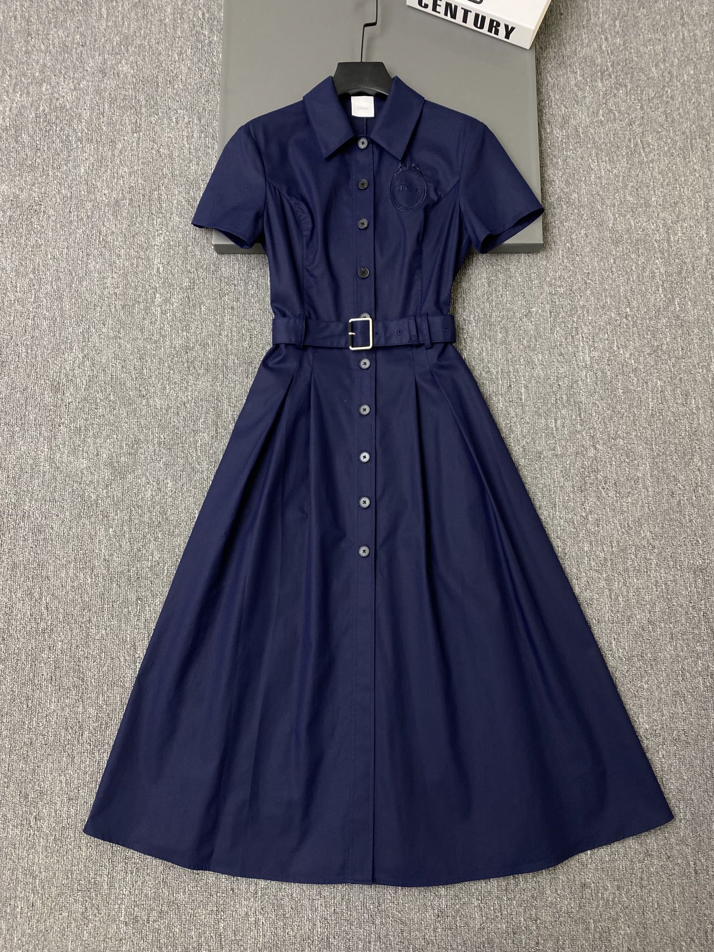 NO:778878,Exclusive first release of original quality Di*r 26/spring and summer new thorn sleeve shirt collar dress!  Classic lapel + single-breasted design, perfect for a smart and elegant look!  The A-line skirt is naturally draped, slimming and flattering, full of French style, practical and fashionable ~ SML, Gucci-clothing, gucci, loro piana, skirts, shirts,19860909独家首发原单品质 Di*r 26/春夏新款刺袖衬衫领连衣裙！经典翻领+单排扣设计,干练优雅气质满分！A字裙摆自然垂坠,显瘦又修饰身形,法式气质满满,实用又时髦～SML,古驰-服装,gucci,loro piana,skirts,shirts,,Women's clothing