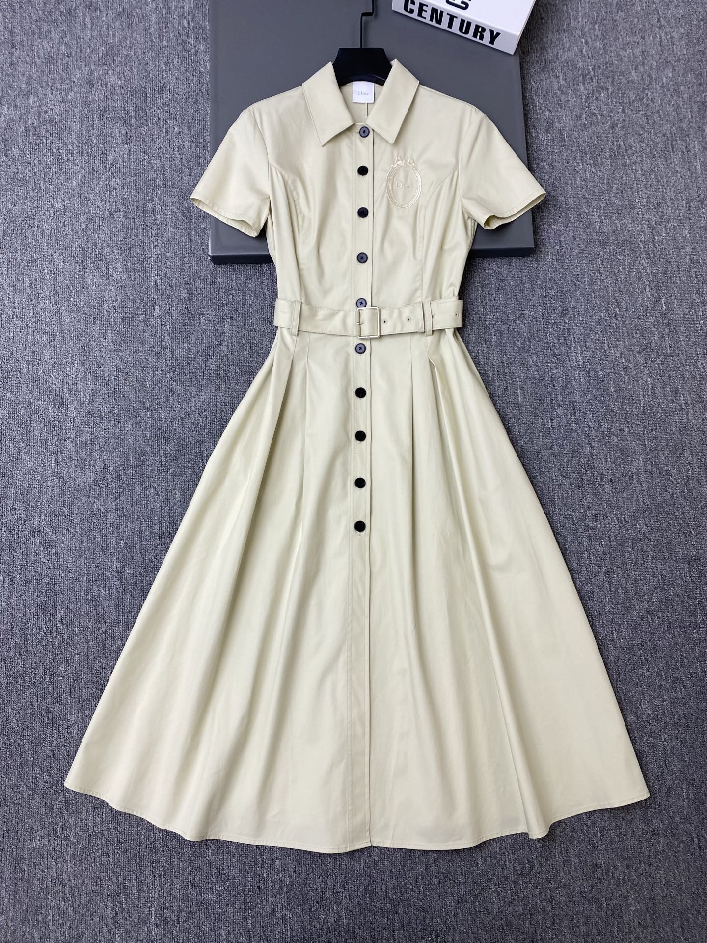 NO:862679,Exclusive first release of original quality Di*r 26/spring and summer new thorn sleeve shirt collar dress!  Classic lapel + single-breasted design, perfect for a smart and elegant look!  The A-line skirt is naturally draped, slimming and flattering, full of French style, practical and fashionable ~ SML, Gucci-clothing, gucci, loro piana, skirts, shirts,19860909独家首发原单品质 Di*r 26/春夏新款刺袖衬衫领连衣裙！经典翻领+单排扣设计,干练优雅气质满分！A字裙摆自然垂坠,显瘦又修饰身形,法式气质满满,实用又时髦～SML,古驰-服装,gucci,loro piana,skirts,shirts,,Women's clothing