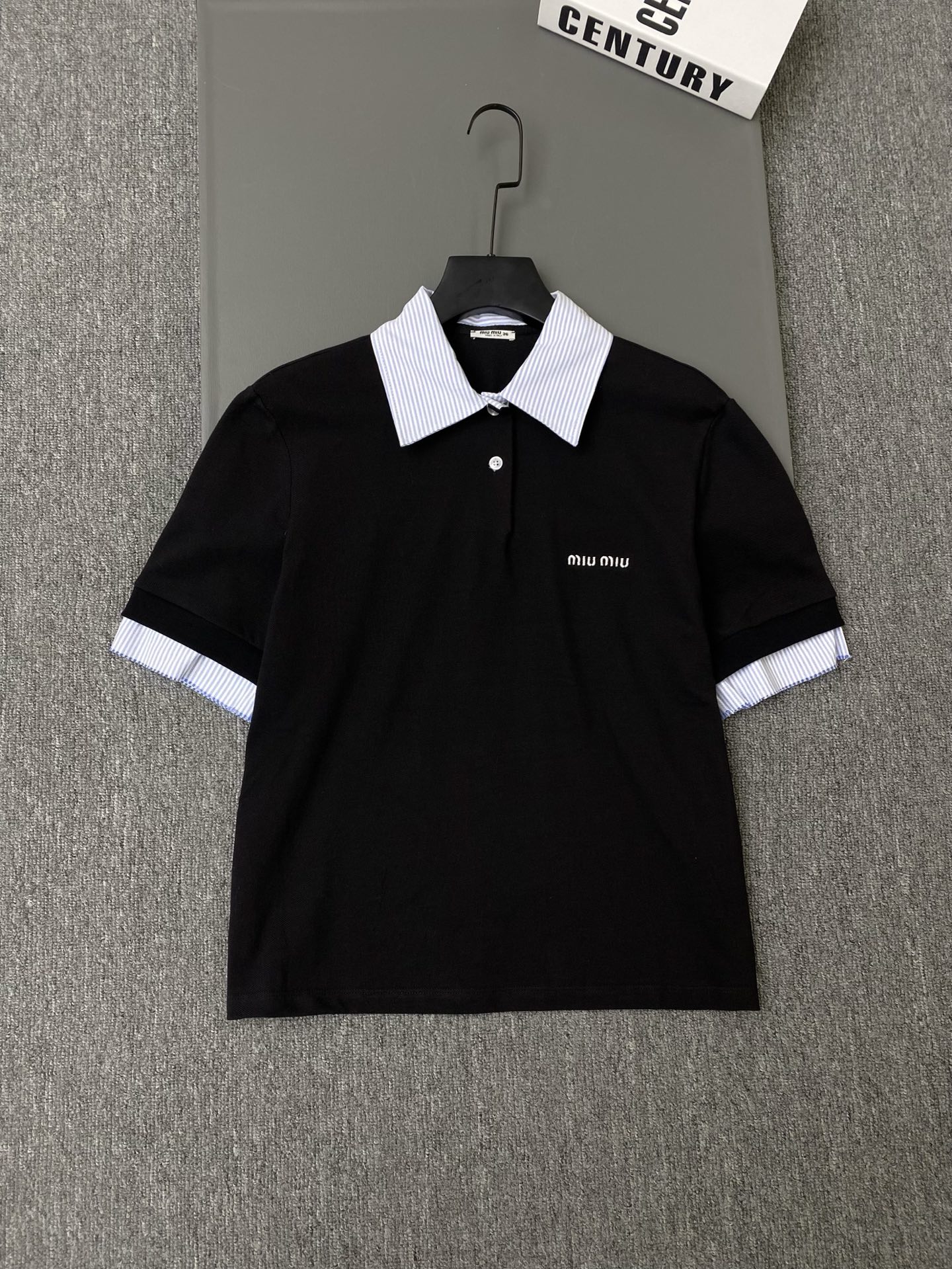 NO:778850,Exclusive first release of original quality mium*u 26/new style spliced ​​POLO shirt!  The main color is black + blue and white striped collar and cuffs. The fake two-piece design is super layered and full of details. It is versatile and fashionable when paired with jeans or skirts~SML, Miumiu-clothing, miumiu, skirts, jeans,19860909独家首发原单品质 mium*u 26/新款拼接POLO衫！黑色主色+蓝白条纹领口袖口,假两件设计超有层次感,细节满分、搭配牛仔裤或半裙百搭又时髦～SML,缪缪-服装,miumiu,skirts,jeans,,Women's clothing