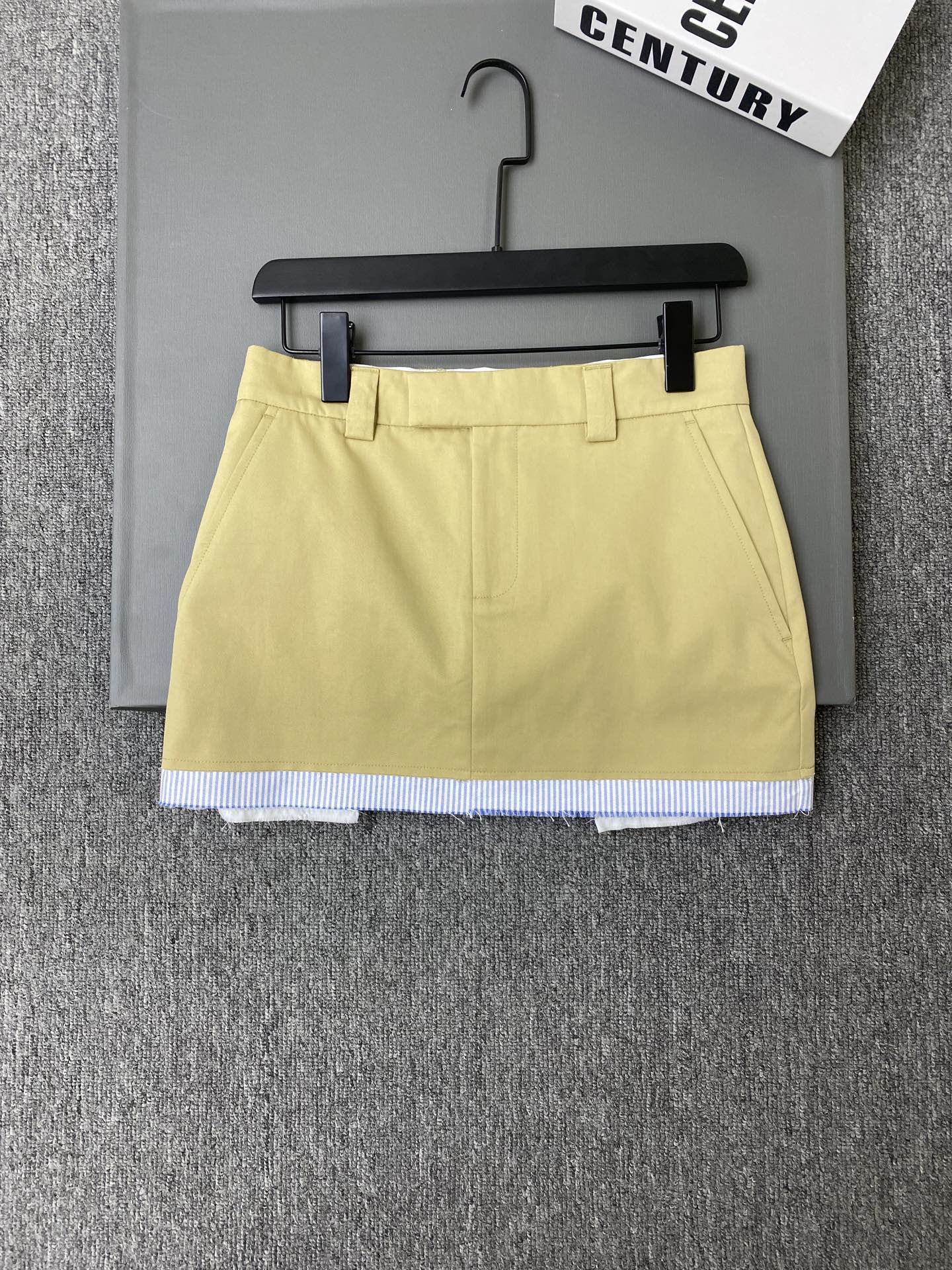 NO:778848,Exclusive first release of original quality mium*u 26/new blue and white striped patchwork skirt!  Full of college style, the A-line version modifies the leg shape, making it easy to create a 37-point ratio that makes you look taller and slimmer, giving you a sweet and cool girly look~SML, Miumiu-clothing, loro piana, miumiu, skirts,19860909独家首发原单品质 mium*u 26/新款蓝白条纹拼接短裙！学院风满满,A字版型修饰腿型,轻松打造三七分比列显高显瘦超加分、甜酷少女感轻松get～SML,缪缪-服装,loro piana,miumiu,skirts,,Women's clothing