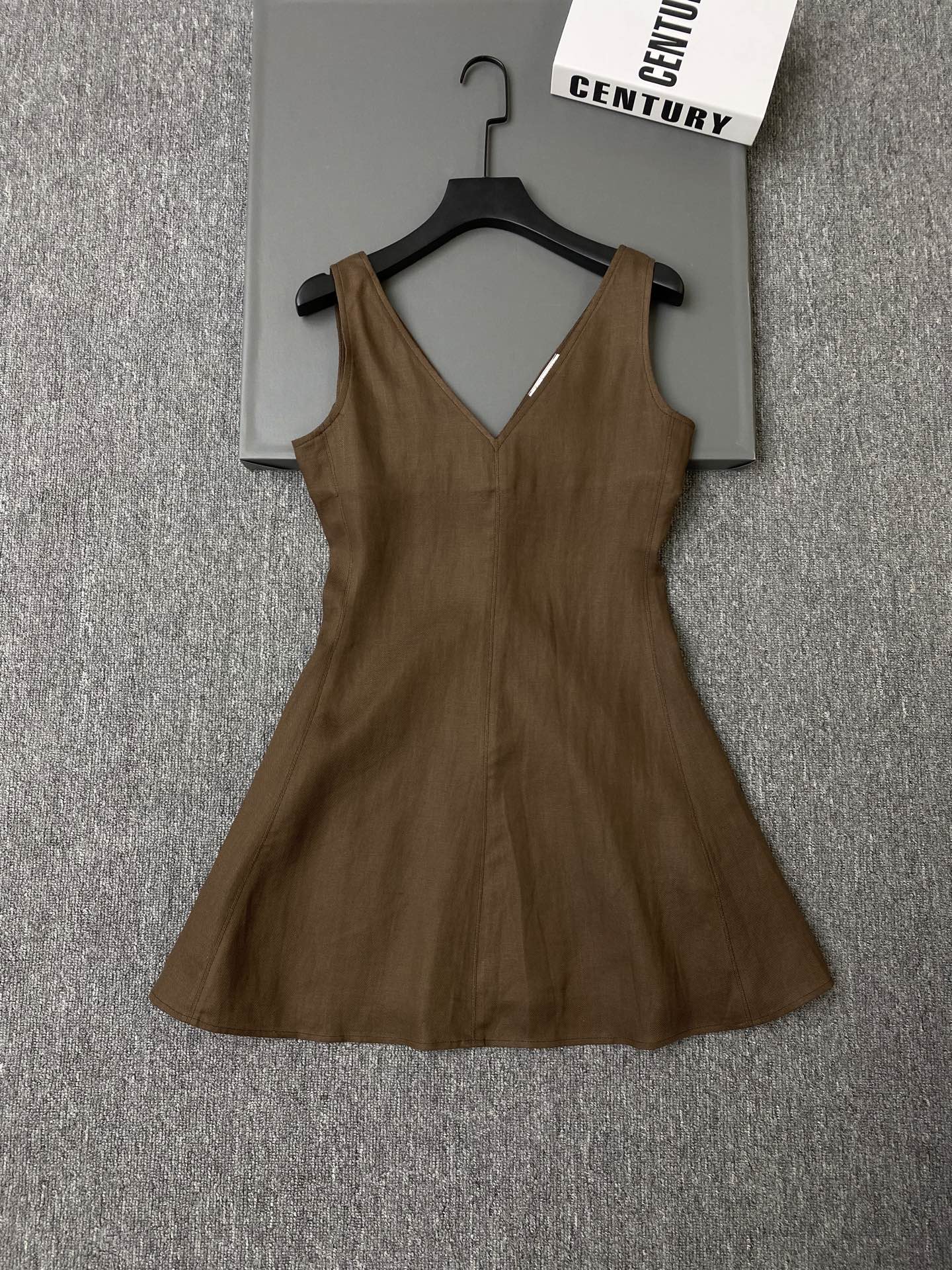 NO:779522,Exclusive first release of original quality Brunell*26/new sleeveless V-neck linen dress!  Simple design + linen fabric, super comfortable to wear in summer, A-line skirt slimming and flattering figure, V-neck elongates the neck line, full of elegance ~ white/brown SML, women's clothing, brunello cucinelli, skirts,19860909独家首发原单品质 Brunell*26/新款无袖V领亚麻连衣裙！简约设计+亚麻面料 夏天穿超舒服、A字裙摆显瘦又修饰身材,V领拉长颈部线条、优雅气质满分～白色/咖啡色 SML,女装,brunello cucinelli,skirts,,Women's clothing