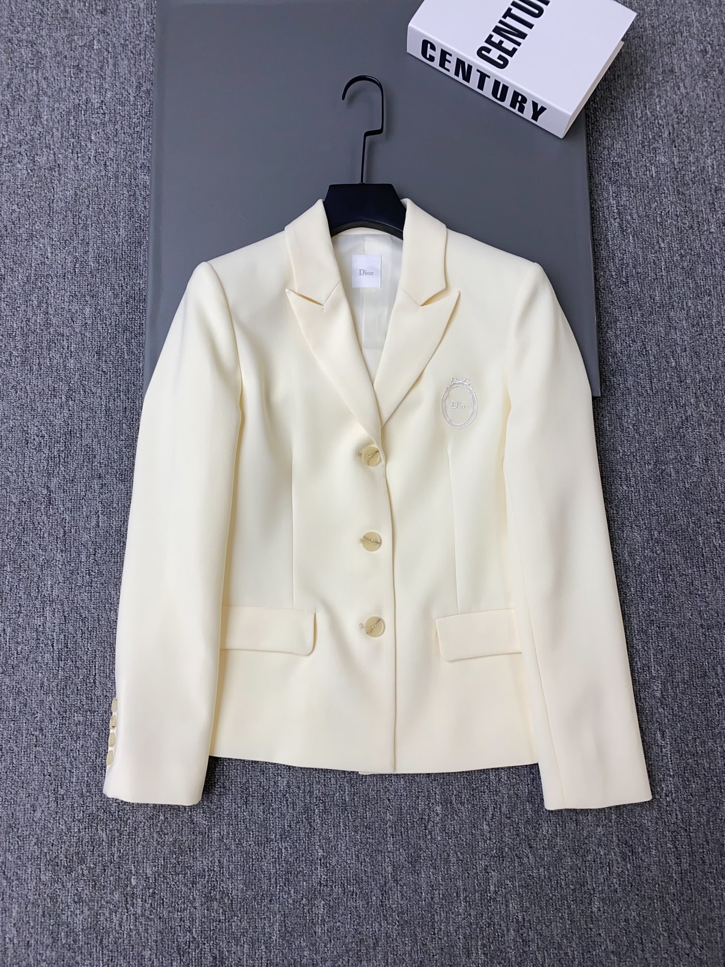 NO:785830,Exclusive first release of original quality Di*r 26/spring and summer new badge blazer!  Three buttons + lapel design, neat tailoring, perfect French elegance!  The embroidery of the badge on the left chest is super recognizable!  Black/apricot SML, Dior-clothing, dior, loro piana, jackets & coats, business suit,19860909独家首发原单品质 Di*r 26/春夏新款徽章西装外套！三颗纽扣+翻领设计,剪裁利落,法式优雅气质满分！左胸徽章刺绣超有辨识度！黑色/杏色SML,迪奥-服装,dior,loro piana,jackets & coats,business suit,,Women's clothing
