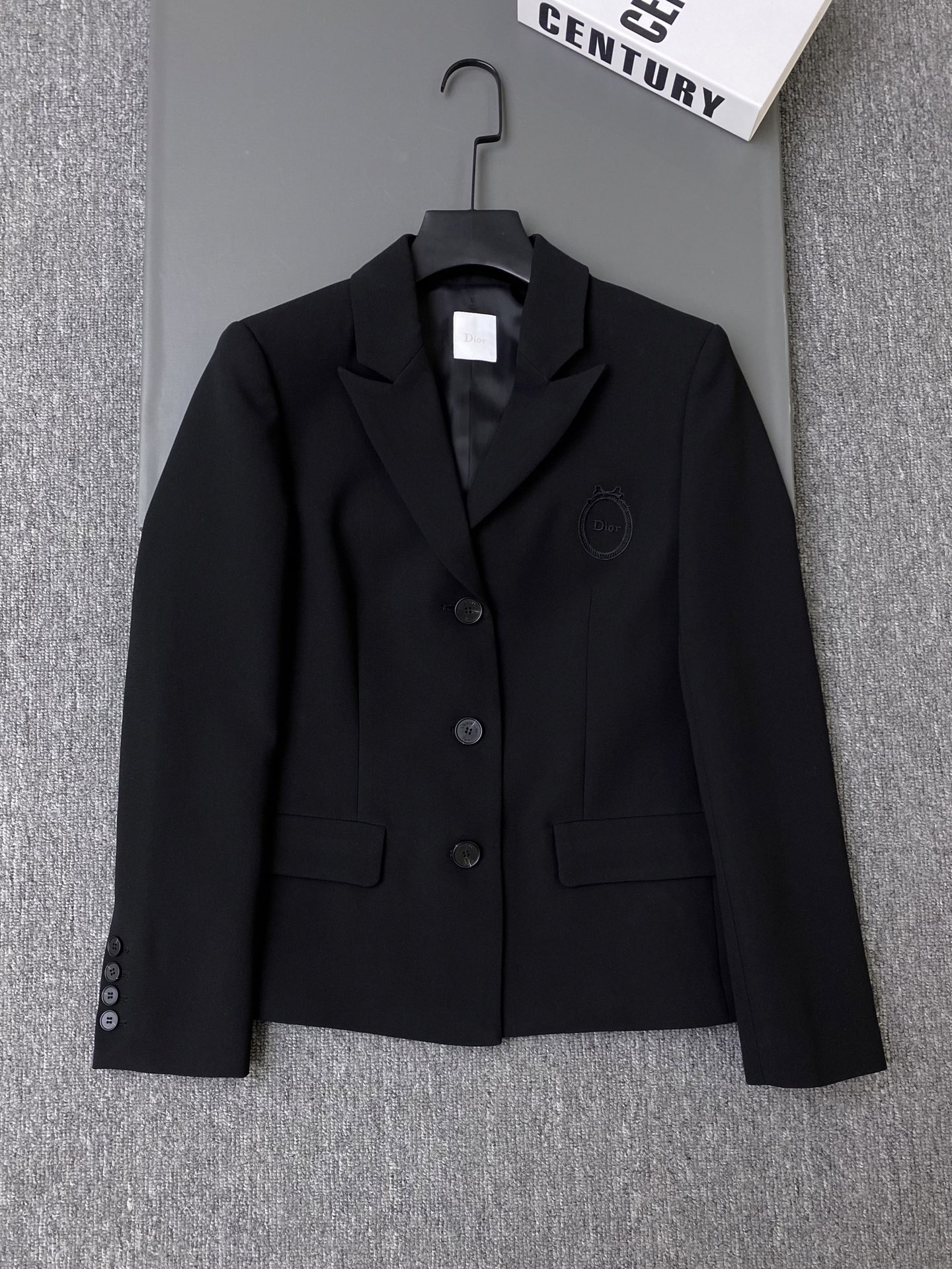 NO:862753,Exclusive first release of original quality Di*r 26/spring and summer new badge blazer!  Three buttons + lapel design, neat tailoring, perfect French elegance!  The embroidery of the badge on the left chest is super recognizable!  Black/apricot SML, Dior-clothing, dior, loro piana, jackets & coats, business suit,19860909独家首发原单品质 Di*r 26/春夏新款徽章西装外套！三颗纽扣+翻领设计,剪裁利落,法式优雅气质满分！左胸徽章刺绣超有辨识度！黑色/杏色SML,迪奥-服装,dior,loro piana,jackets & coats,business suit,,Women's clothing