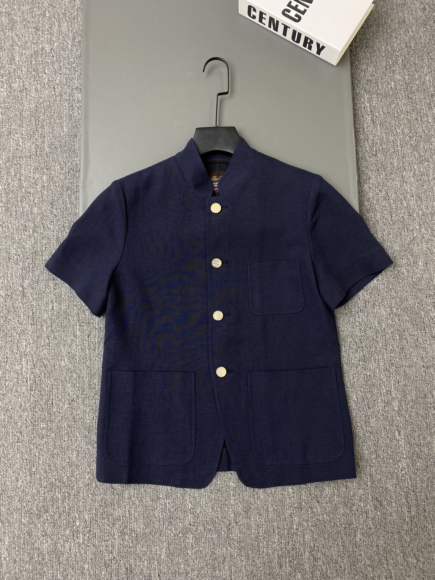 NO:785823,Detailed picture, exclusive first release of original quality Loro Pian*26/Spring and summer new linen stand-up collar short-sleeved jacket, stand-up collar + shell button design, simple and elegant, double chest pockets are practical and beautiful. Linen fabric, light and breathable, a must-have for spring and summer!  Off-white/navy blue SML, women's clothing, loro piana, loro piana, jackets & coats, T-shirt,19860909细节图独家首发原单品质 Loro Pian*26/春夏新款亚麻立领短袖夹克,立领+贝壳纽扣设计,简约优雅,胸前双口袋实用又美观.亚麻面料,轻盈透气,春夏必备！米白色/藏蓝色SML,女装,loro piana,loro piana,jackets & coats,T-shirt,,Women's clothing