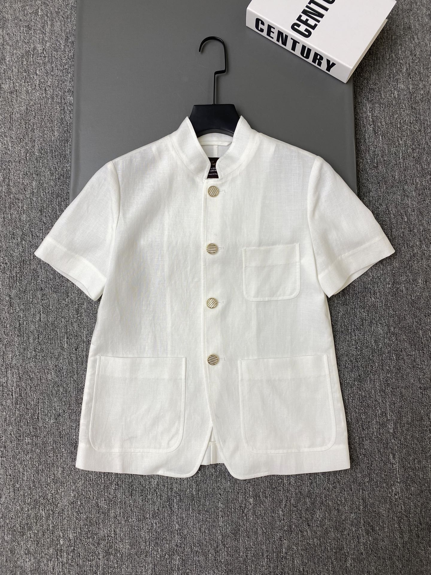 NO:785819,Exclusive first release of original quality Loro Pian*26/Spring and summer new linen stand-up collar short-sleeved jacket, stand-up collar + shell button design, simple and elegant, double chest pockets are practical and beautiful. Linen fabric, light and breathable, a must-have for spring and summer!  Off-white/navy blue SML, women's clothing, loro piana, loro piana, jackets & coats, T-shirt,19860909独家首发原单品质 Loro Pian*26/春夏新款亚麻立领短袖夹克,立领+贝壳纽扣设计,简约优雅,胸前双口袋实用又美观.亚麻面料,轻盈透气,春夏必备！米白色/藏蓝色SML,女装,loro piana,loro piana,jackets & coats,T-shirt,,Women's clothing
