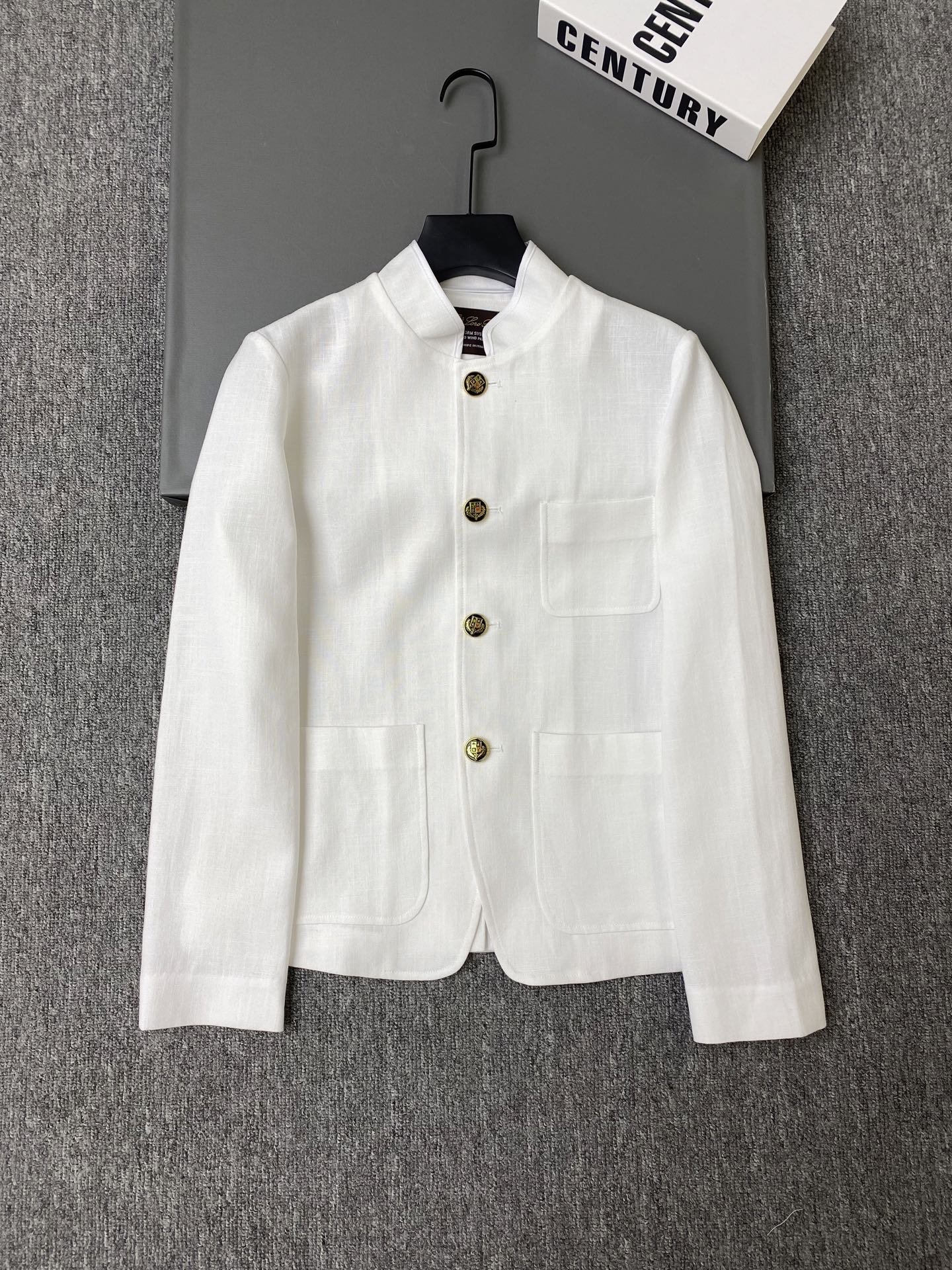 NO:785827,Exclusive first release of original quality Loro Pian*26/spring and summer new white stand collar linen jacket!  Made of high-thread count linen, it is light and breathable, making it super comfortable to wear in spring and summer!  The stand-up collar + retro metal buttons are simple and detailed, and the double patch pocket design is practical and beautiful!  SML,women's clothing,loro piana,loro piana,jackets & coats,19860909独家首发原单品质 Loro Pian*26/春夏新款白色立领亚麻外套！采用高支亚麻,轻盈透气,春夏穿超舒服！立领+复古金属纽扣,简约又有细节感,双贴袋设计实用又美观！SML,女装,loro piana,loro piana,jackets & coats,,Women's clothing