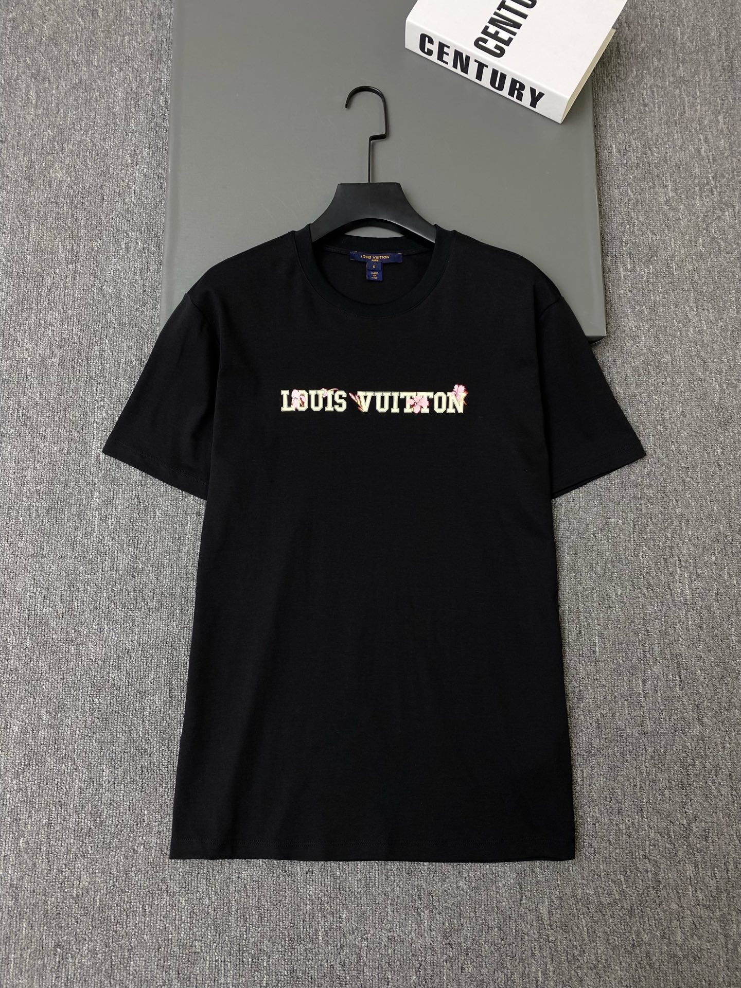 NO:784194,Exclusive first release of original quality Louis Vuit*on 26/new floral letter printed T-shirt, front letter printed + pink flowers, simple and recognizable pure cotton material, comfortable and breathable, loose fit, fashionable and practical, perfect for spring and summer!  SML,Louis Vuitton-clothing,louis vuitton,louis vuitton,tees,t-shirt,19860909独家首发原单品质 Louis Vuit*on 26/新款花卉字母印花T恤,正面字母印花+粉色花卉,简约又有辨识度纯棉材质,舒适透气,宽松版型,时尚又实用,春夏穿超合适！SML,路易威登-服装,louis vuitton,louis vuitton,tees，t-shirt,,Women's clothing