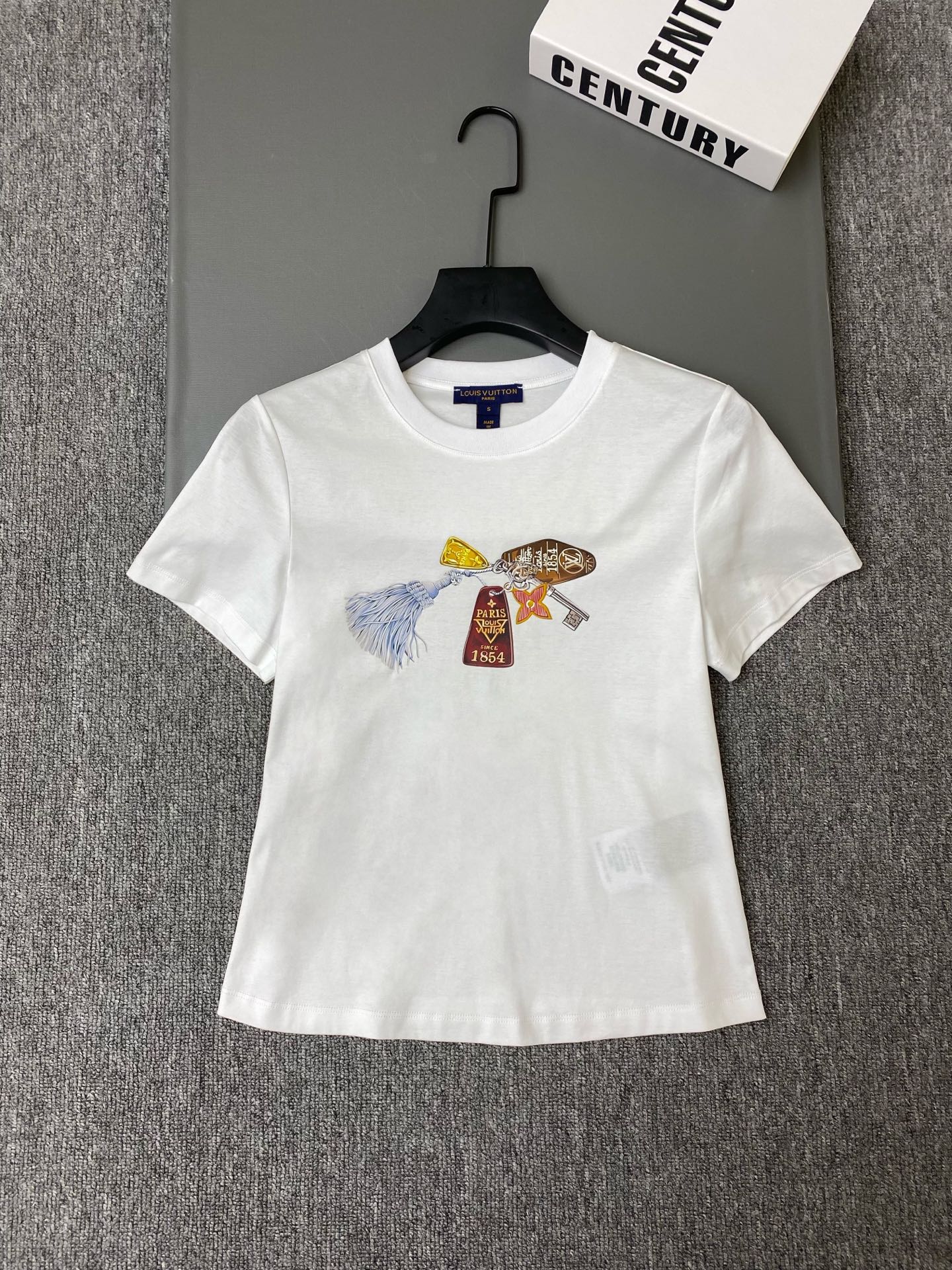 NO:784154,Exclusive first release of original quality Louis Vuit*on 26/new style pendant printed T-shirt!  Pure white round neck design, the chest printing is inspired by travel charms, and incorporates elements such as keys, tassels, luggage tags, etc. It has a sense of story!  Regular fit, comfortable and versatile!  SML,Louis Vuitton-clothing,louis vuitton,louis vuitton,loro piana,tees,t-shirt,19860909独家首发原单品质 Louis Vuit*on 26/新款挂饰印花T恤！纯白圆领设计,胸前印花灵感来自旅行挂饰,融合钥匙、流苏、行李牌等元素,超有故事感！常规版型,穿着舒适超百搭！SML,路易威登-服装,louis vuitton,louis vuitton,loro piana,tees，t-shirt,,Women's clothing