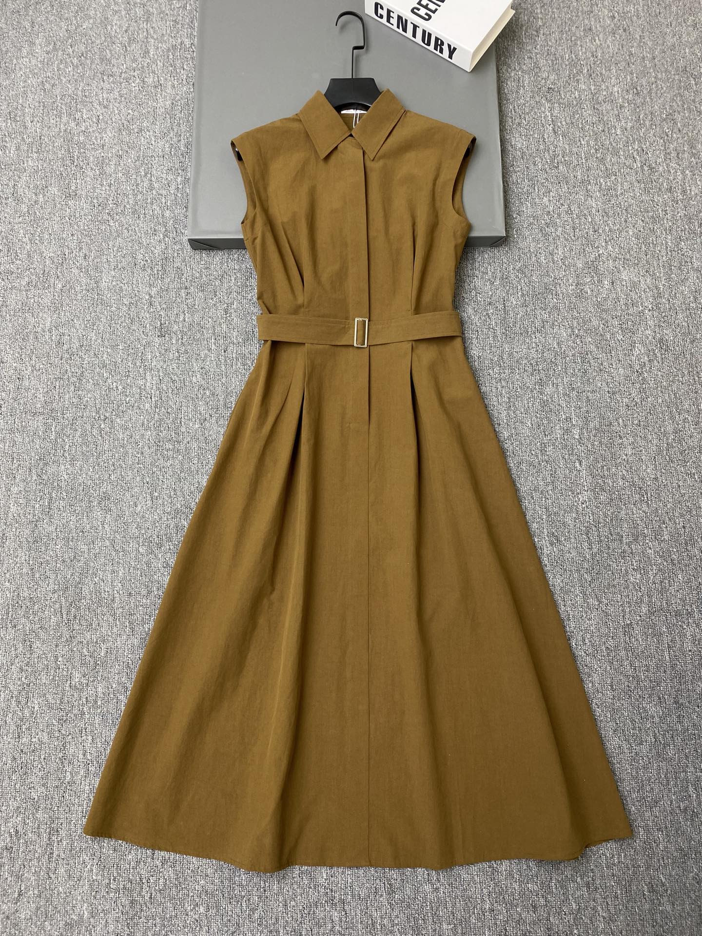 NO:784189,Exclusive first release of original quality Brunell*26/new style bead-embellished sleeveless dress!  The shirt collar + belt design modifies the body proportions, and the beaded decoration on the back collar is super stylish!  Made of high-quality cotton fabric, soft, skin-friendly and breathable, super comfortable to wear in summer ~ SML, Burberry-clothing, brunello cucinelli, loro piana, skirts, shirts,19860909独家首发原单品质 Brunell*26/新款镶珠装饰无袖连衣裙！衬衫领+腰带设计,修饰身形比例,后领镶珠装饰超有设计感！采用高品质棉质面料,柔软亲肤又透气,夏天穿超舒服～SML,博柏利-服装,brunello cucinelli,loro piana,skirts,shirts,,Women's clothing